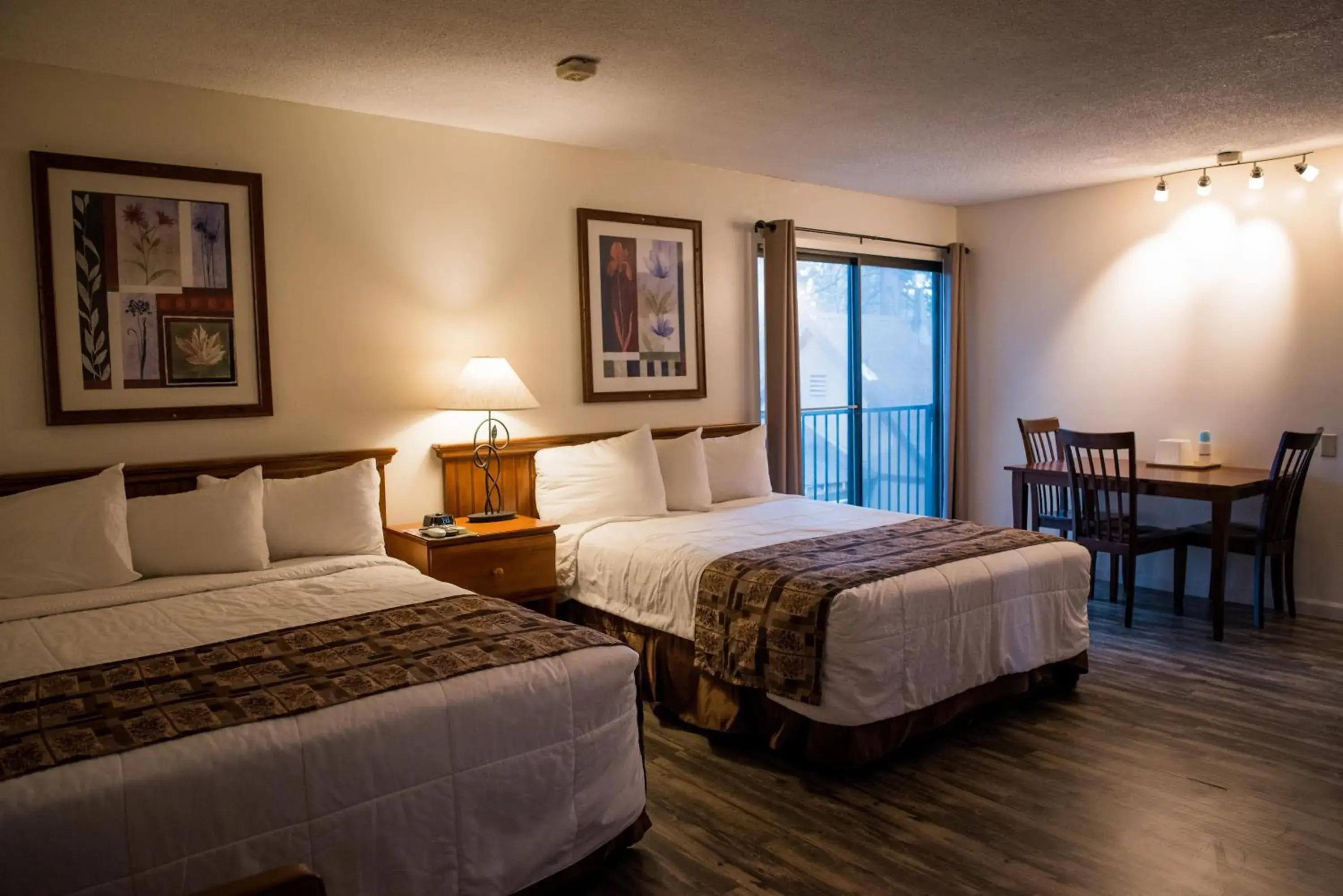 Photo of the whole room, Bed in Big Pines Mountain House Photo of the whole room, Bed in Big Pines Mountain House