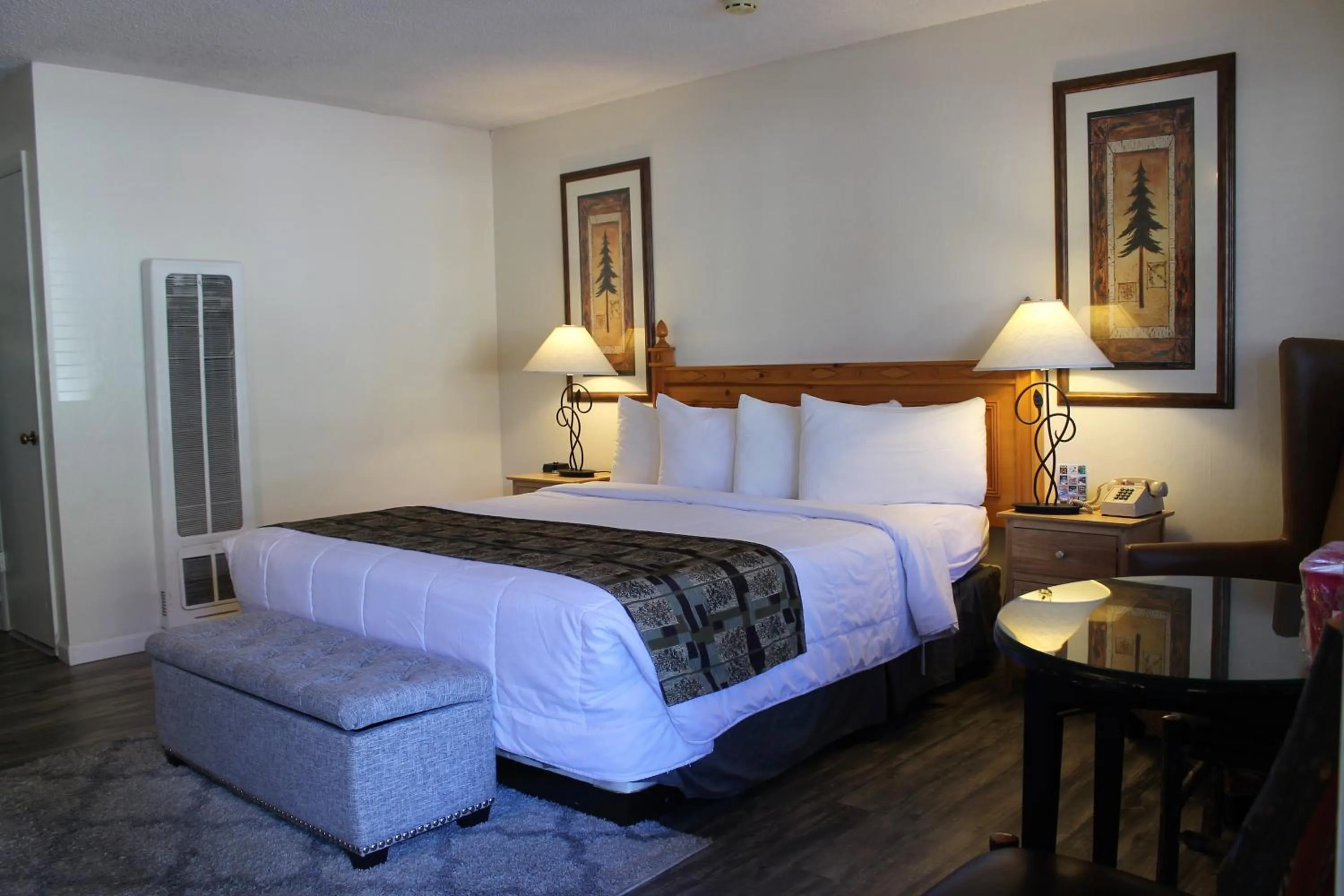 Photo of the whole room, Bed in Big Pines Mountain House