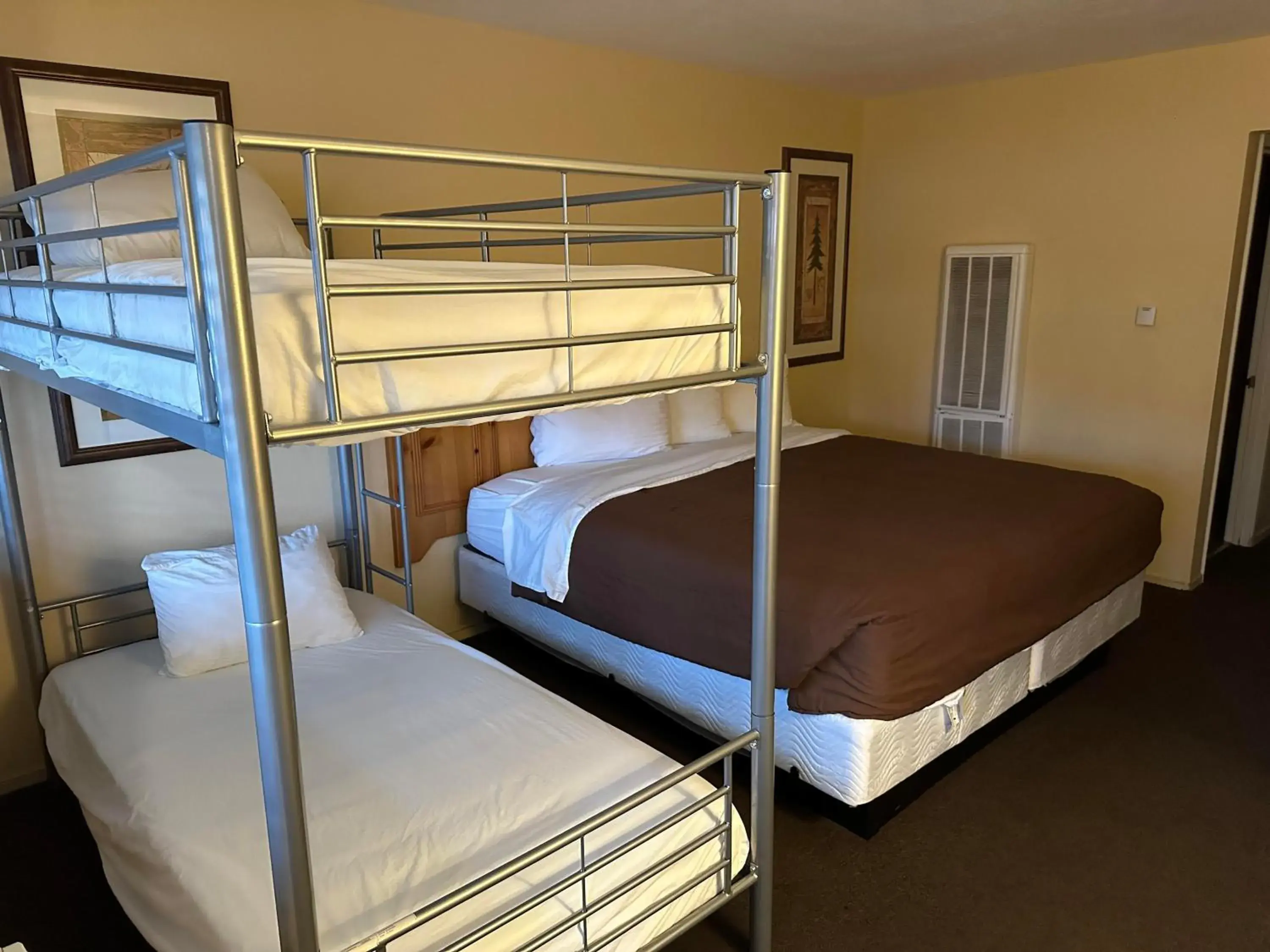 Photo of the whole room, Bed in Big Pines Mountain House Photo of the whole room, Bed in Big Pines Mountain House
