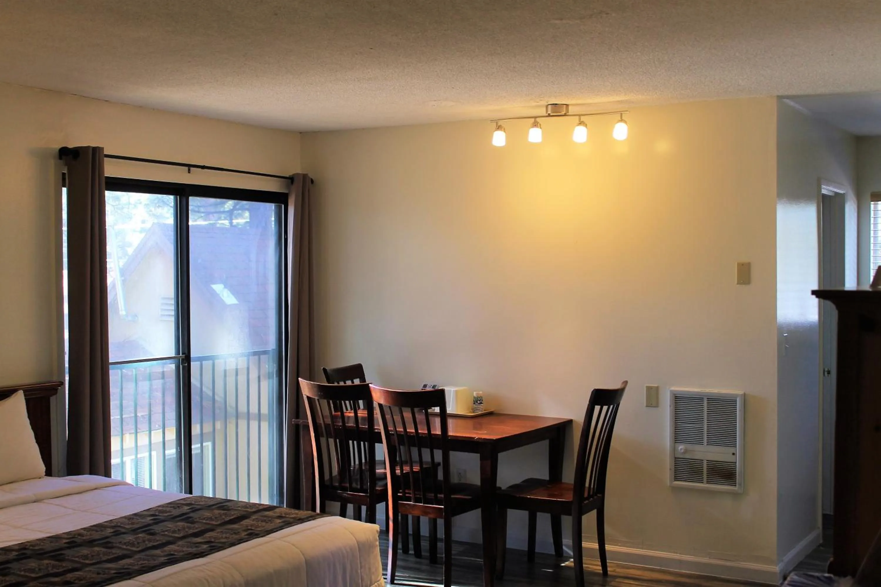 Dining area, Bed in Big Pines Mountain House