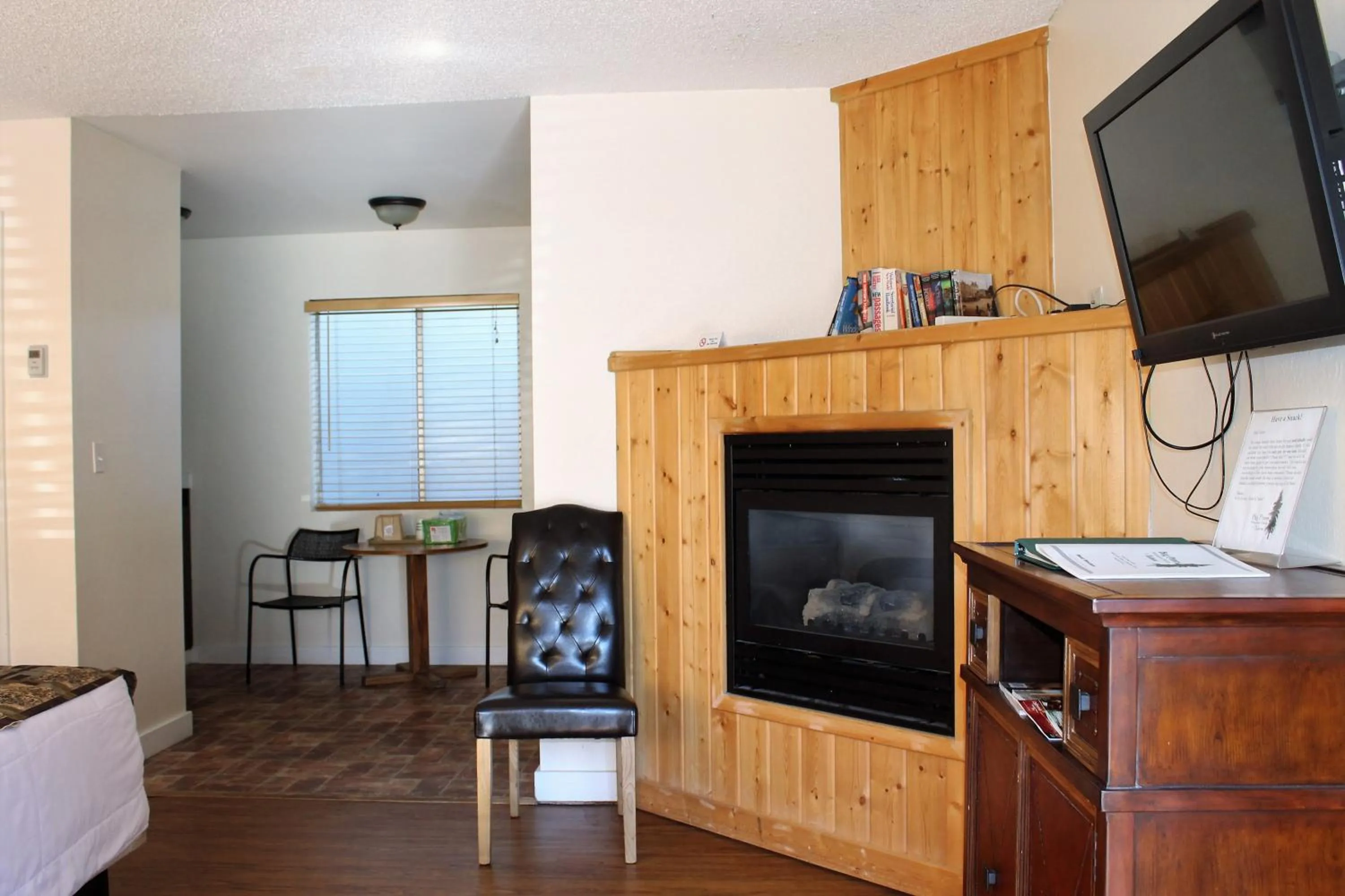 Photo of the whole room in Big Pines Mountain House