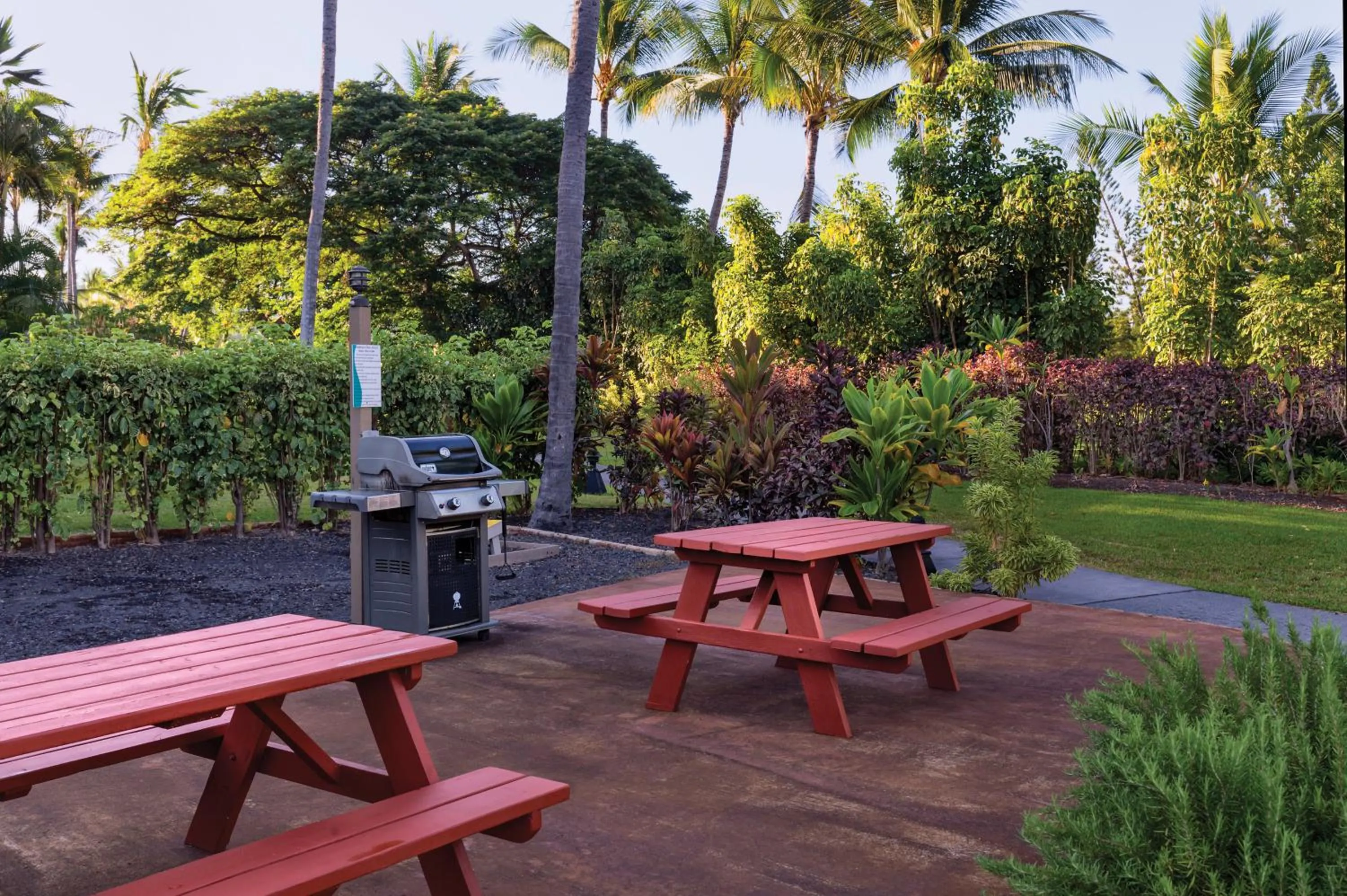 BBQ facilities in Kona Coast Resort