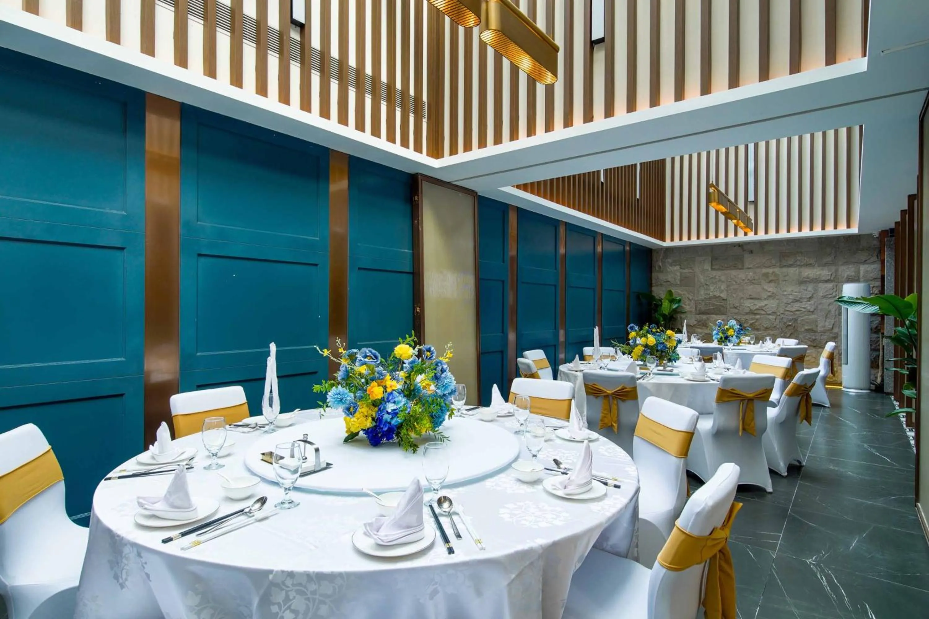 Restaurant/places to eat in Imperial Traders Elong Hotel