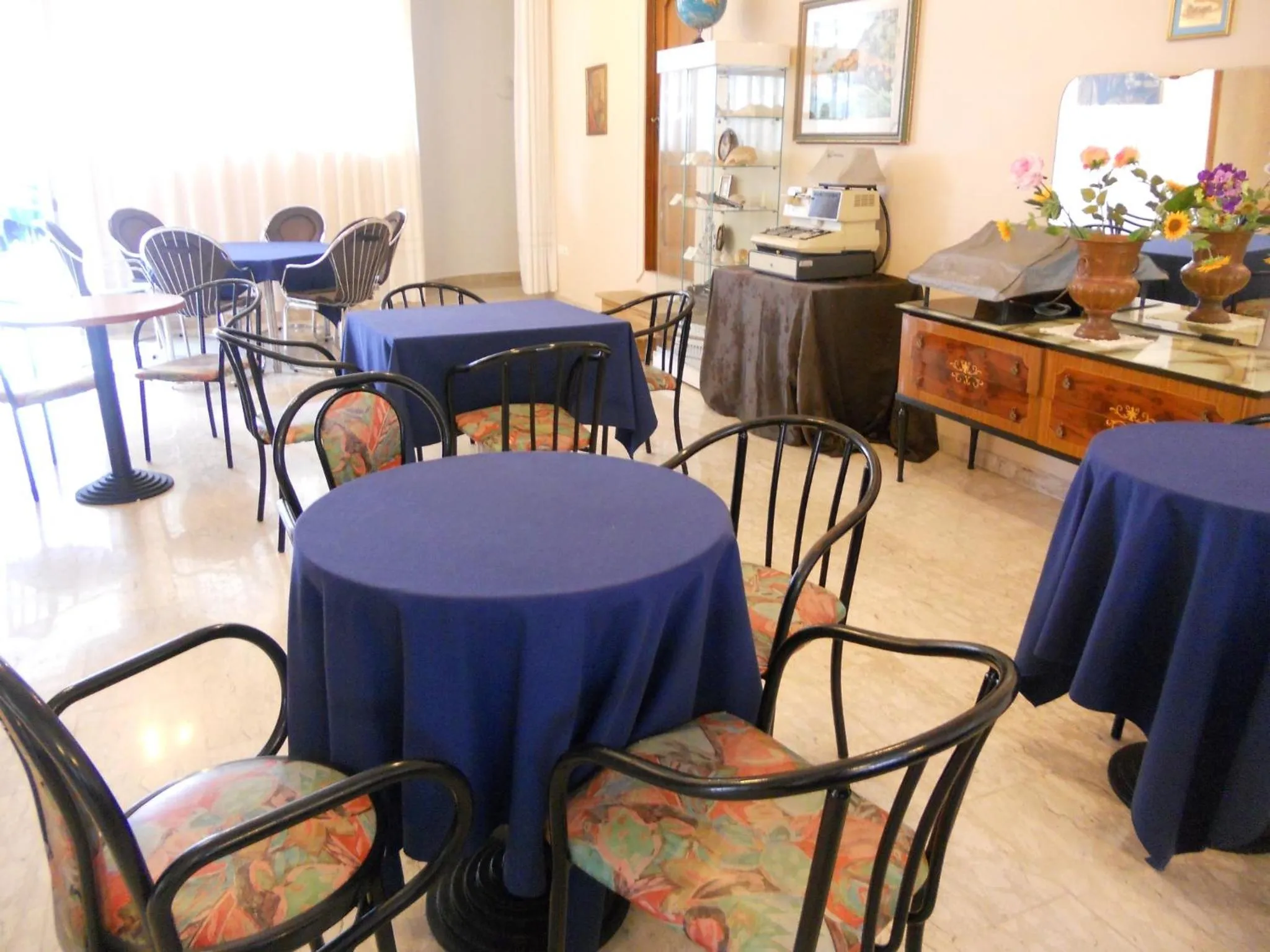 Communal lounge/ TV room in Hotel Blurelda