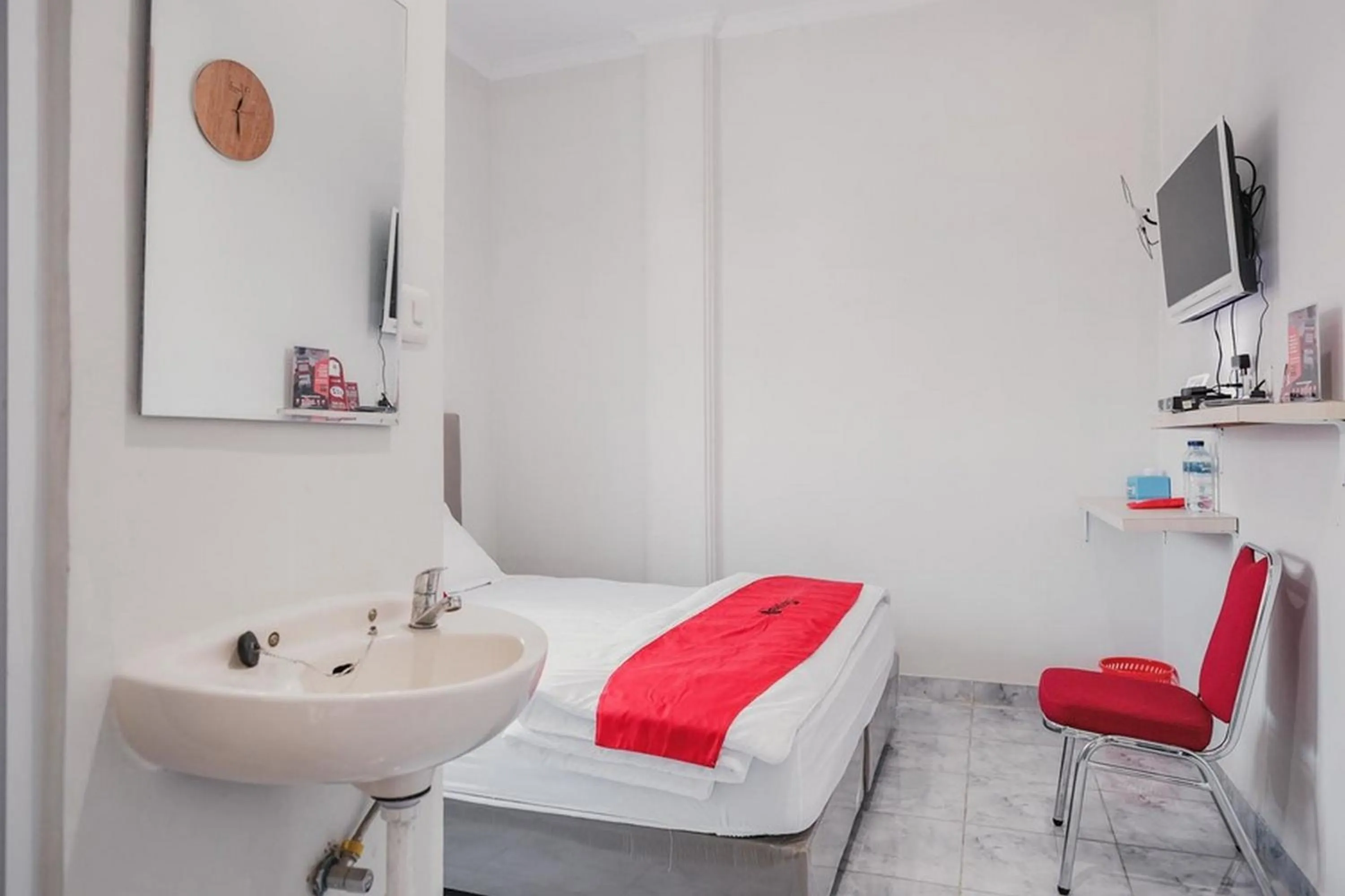 Bed in RedDoorz @ Jalan Narada Lampung