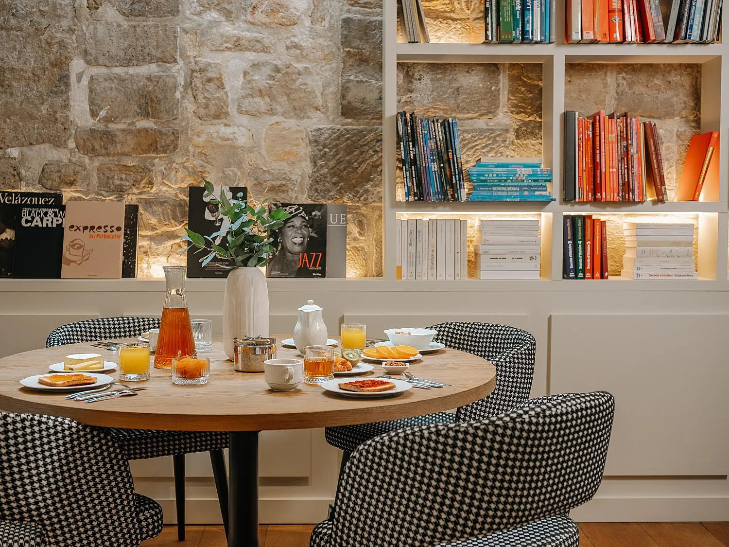 Restaurant/places to eat in Hôtel Zélie Champs-Elysées