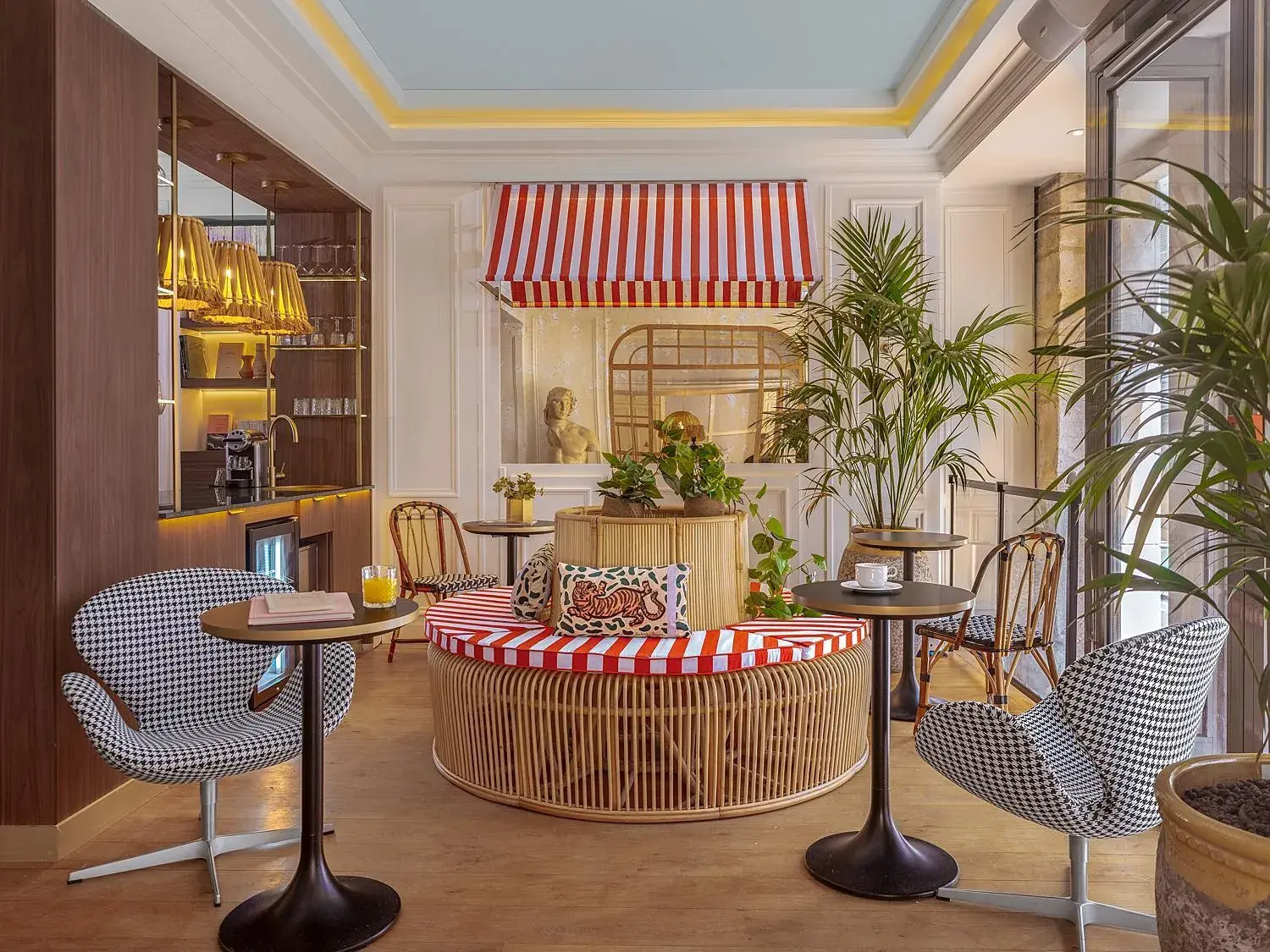 Lounge or bar in Hôtel Zélie Lounge or bar in Hôtel Zélie