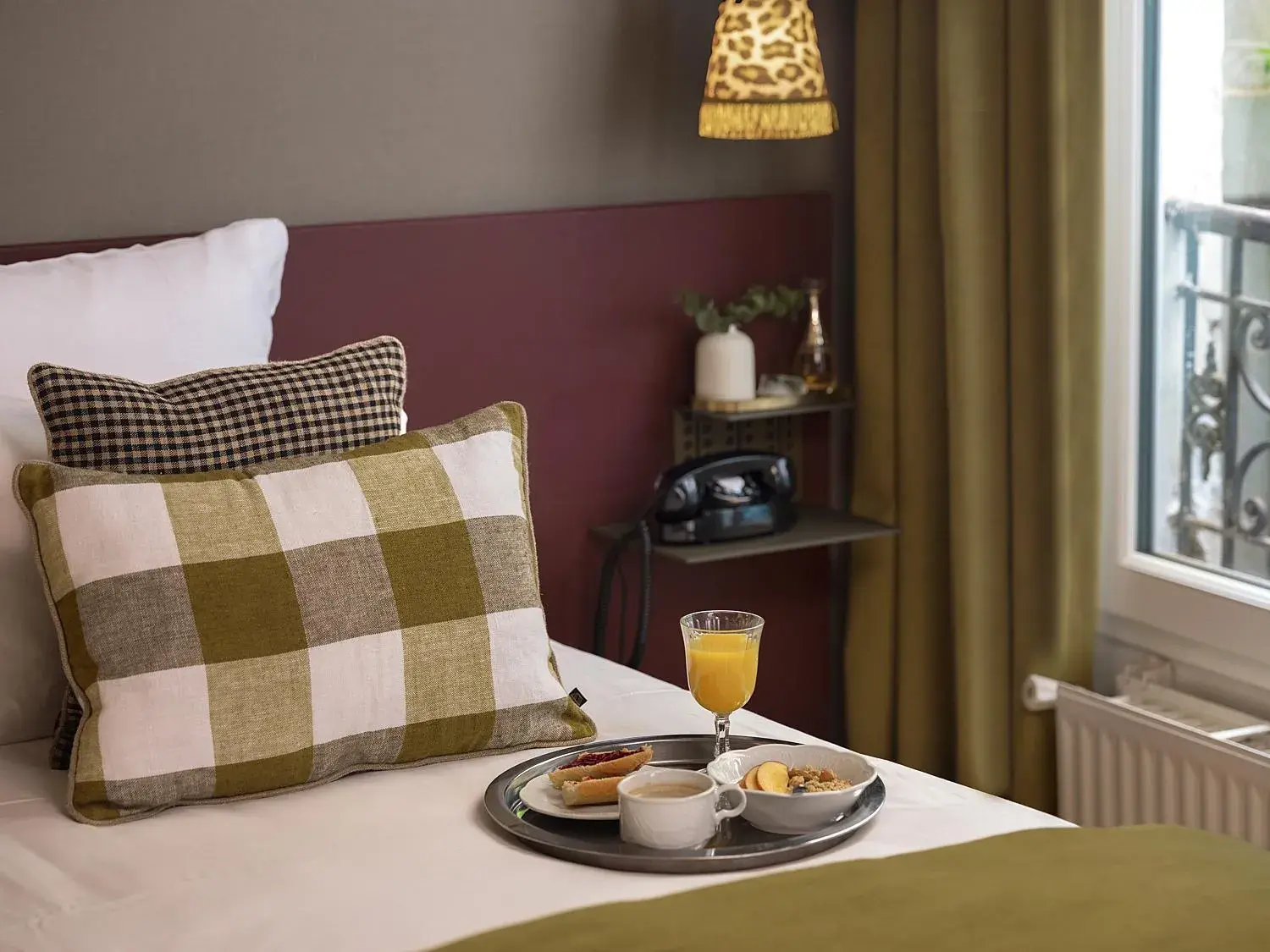 Food and drinks, Bed in Hôtel Zélie Champs-Elysées Food and drinks, Bed in Hôtel Zélie Champs-Elysées