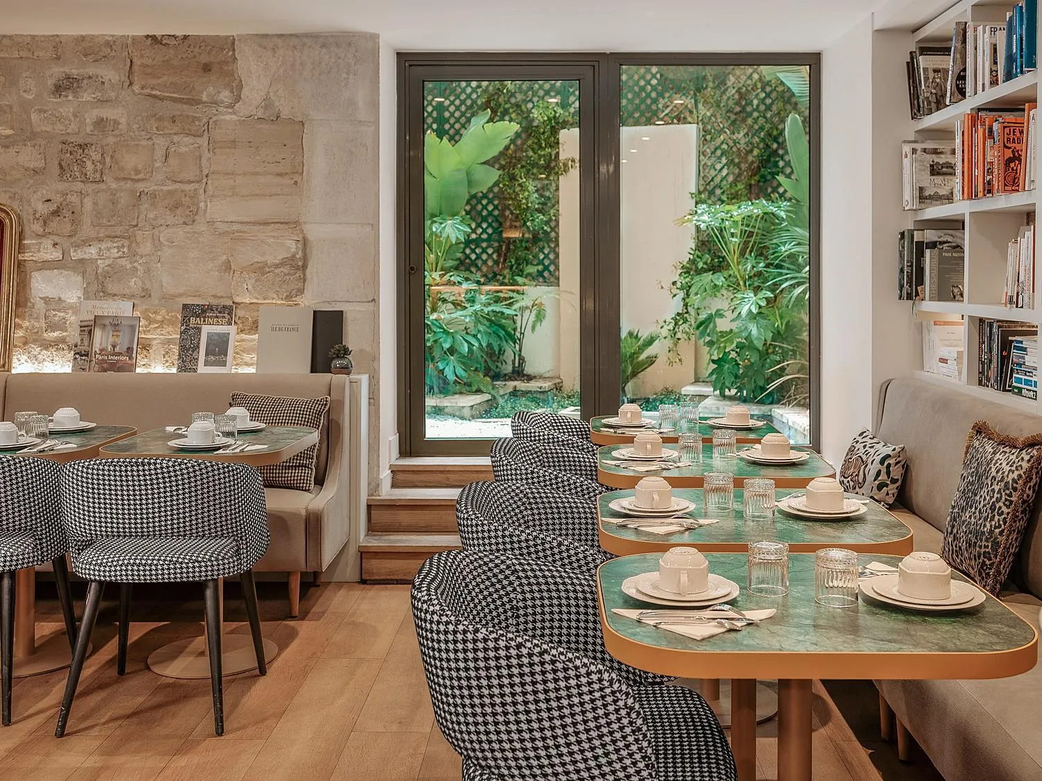 Seating area in Hôtel Zélie Champs-Elysées