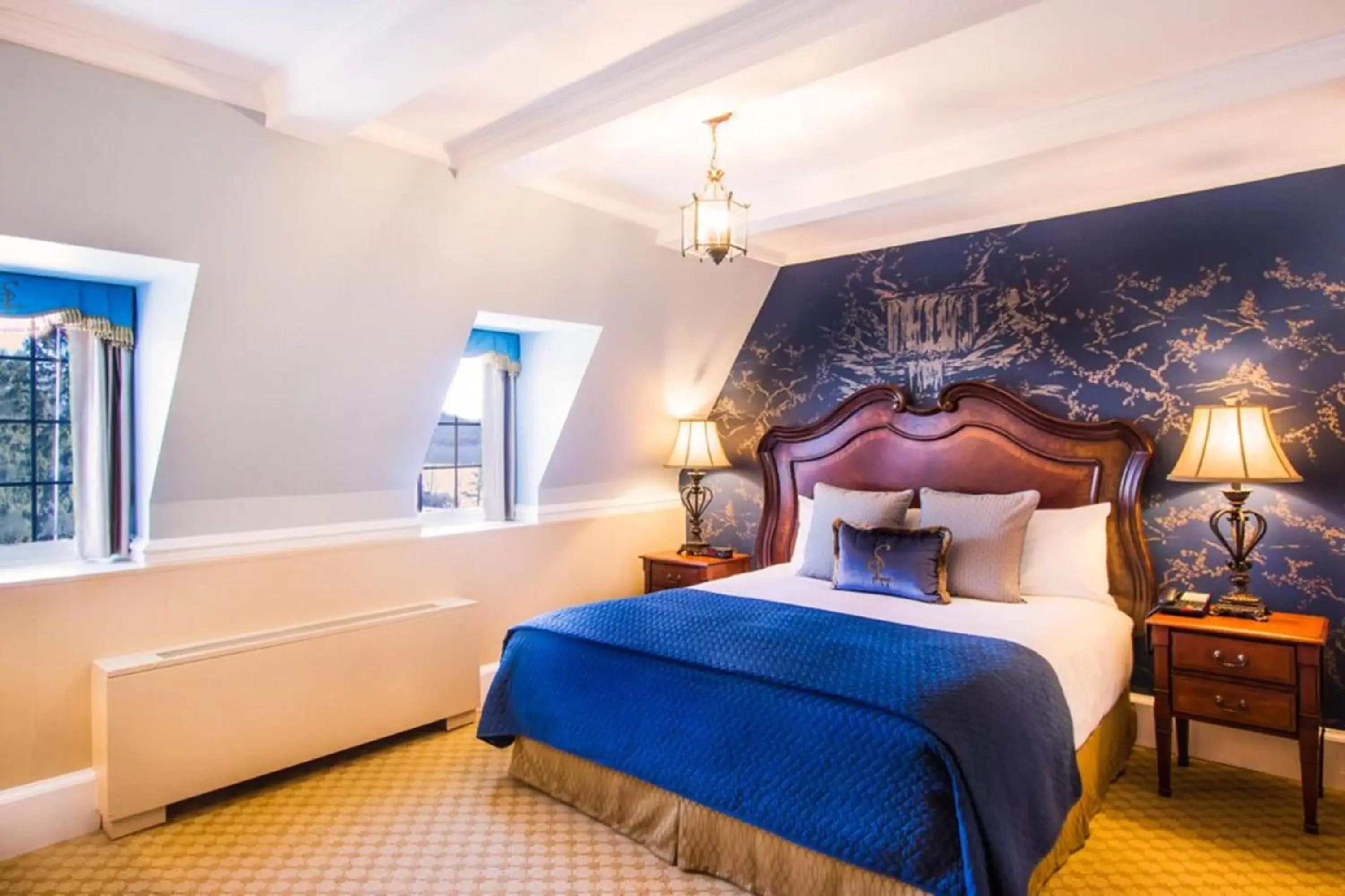 Photo of the whole room, Bed in Skytop Lodge Photo of the whole room, Bed in Skytop Lodge