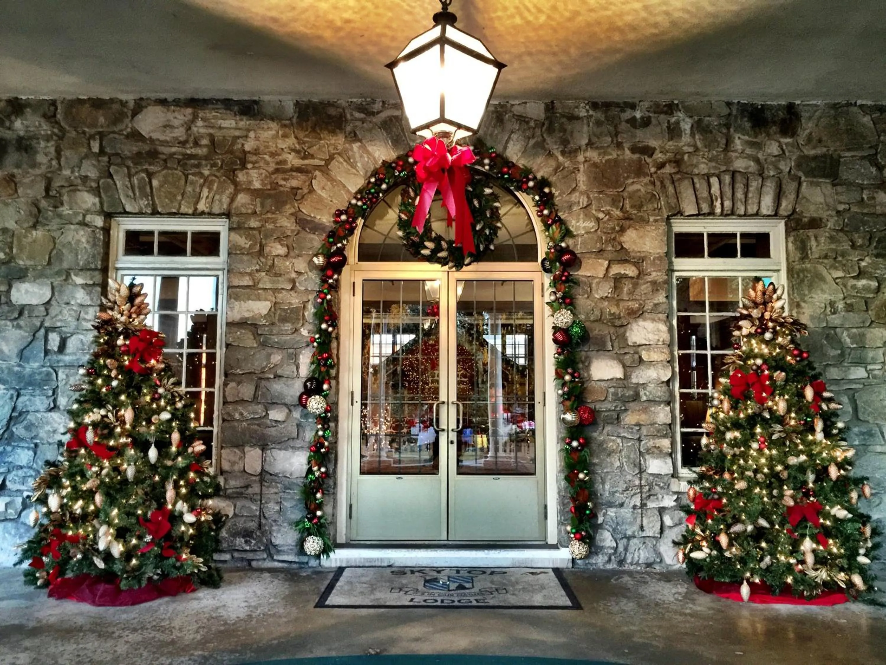 Facade/entrance in Skytop Lodge