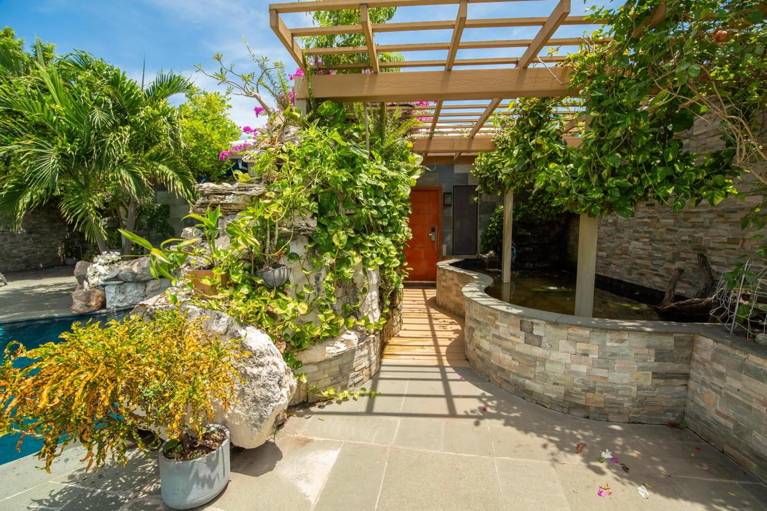 Lobby or reception in Kokomo Botanical Resort - Caribbean Family Cottages