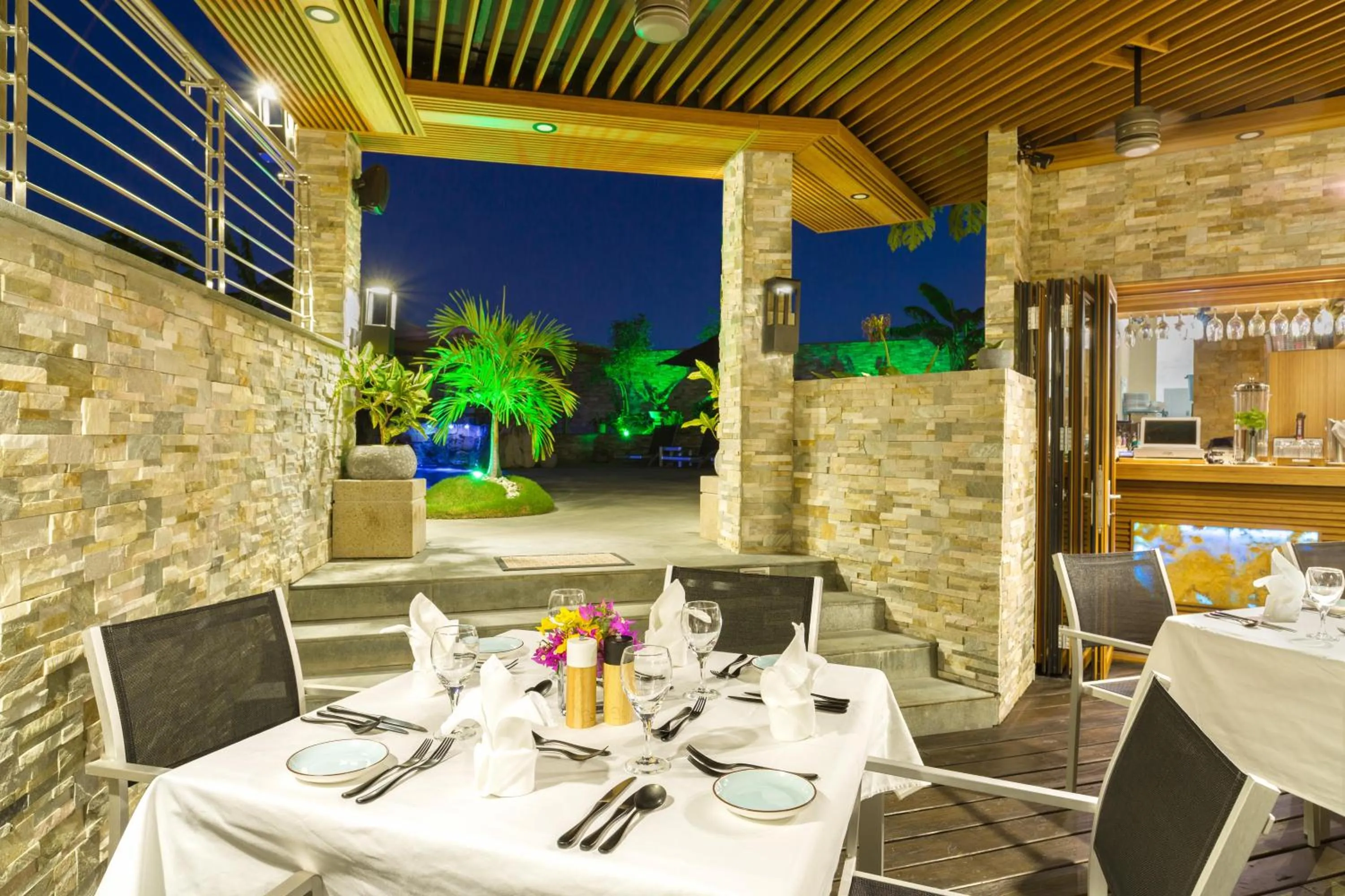 Restaurant/places to eat in Kokomo Botanical Resort - Caribbean Family Cottages