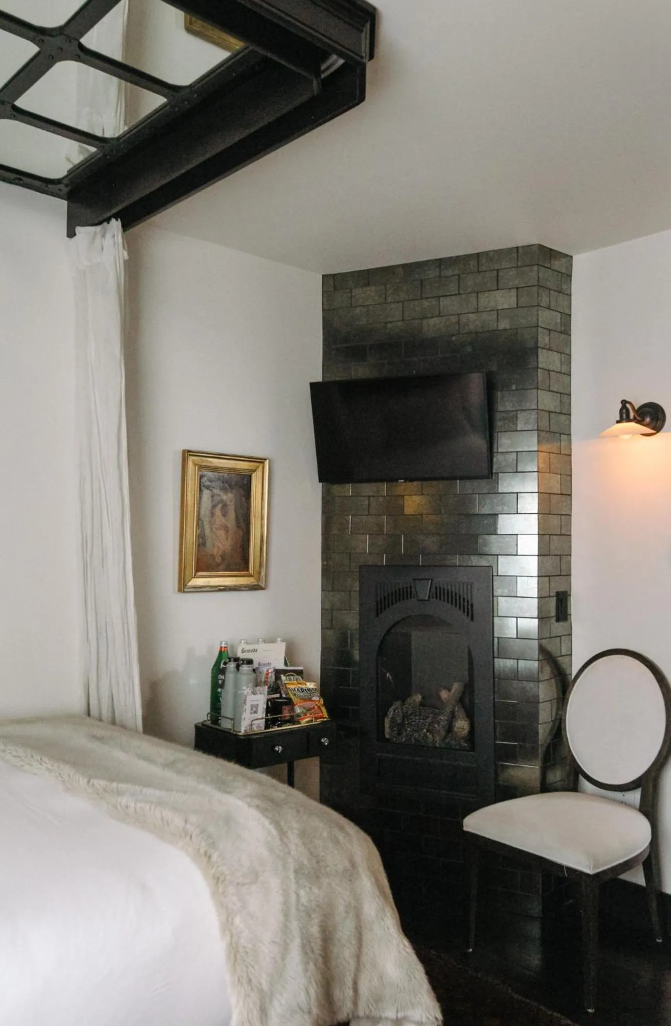 fireplace, Bed in Granada Hotel & Bistro