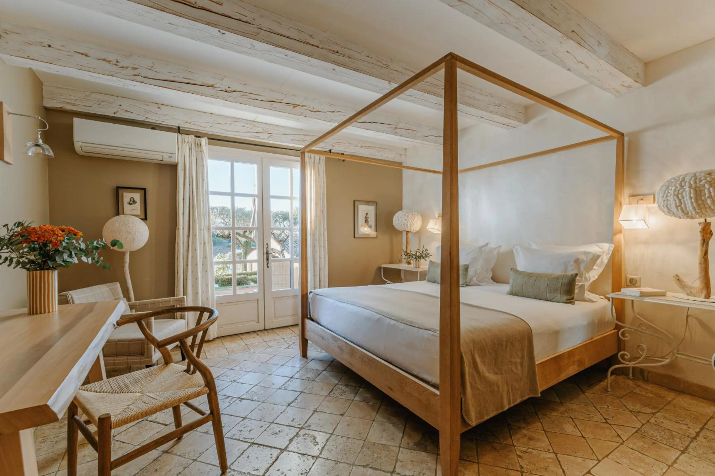 Bed in La Bastide Saint Georges & Spa