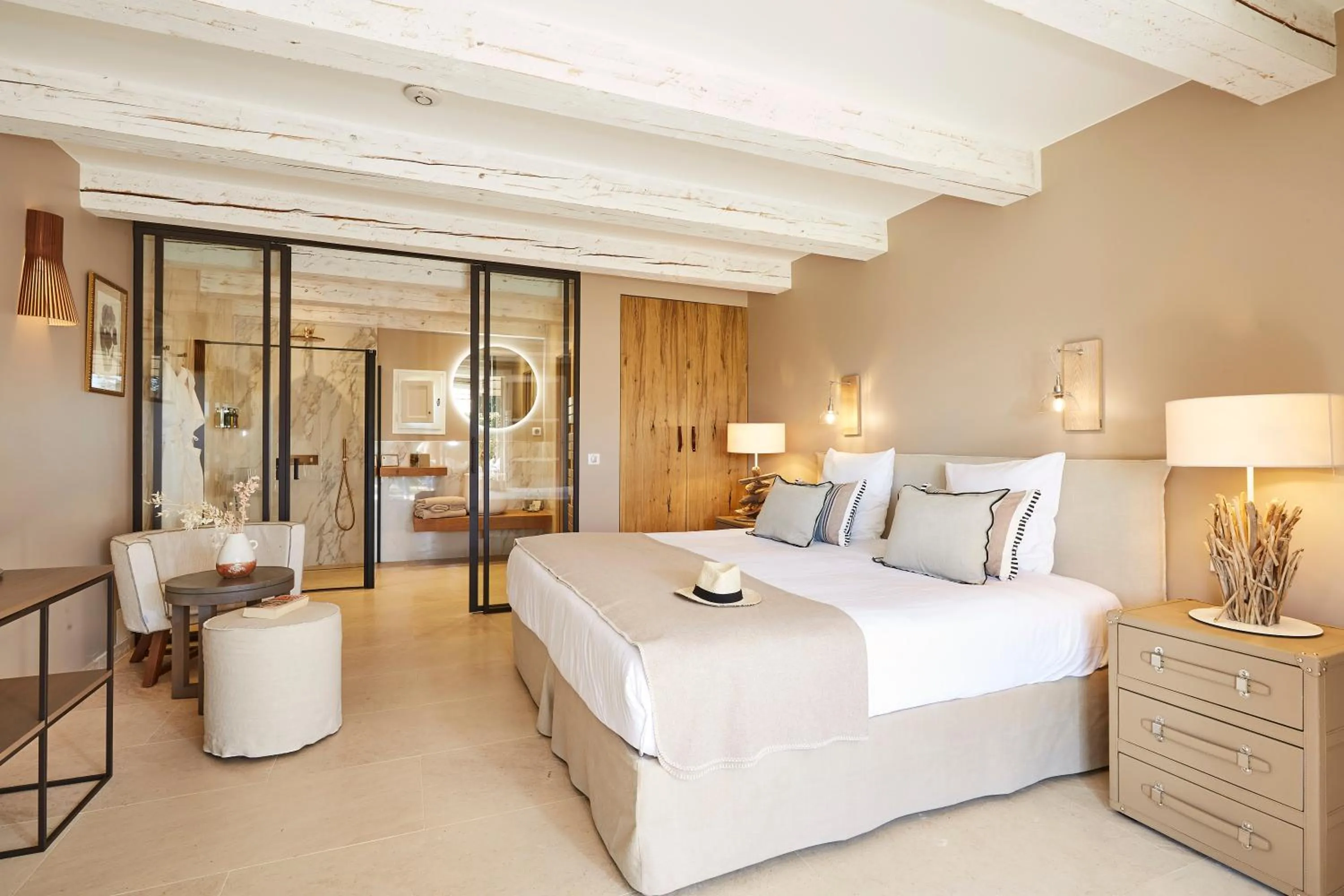 Bed in La Bastide Saint Georges & Spa