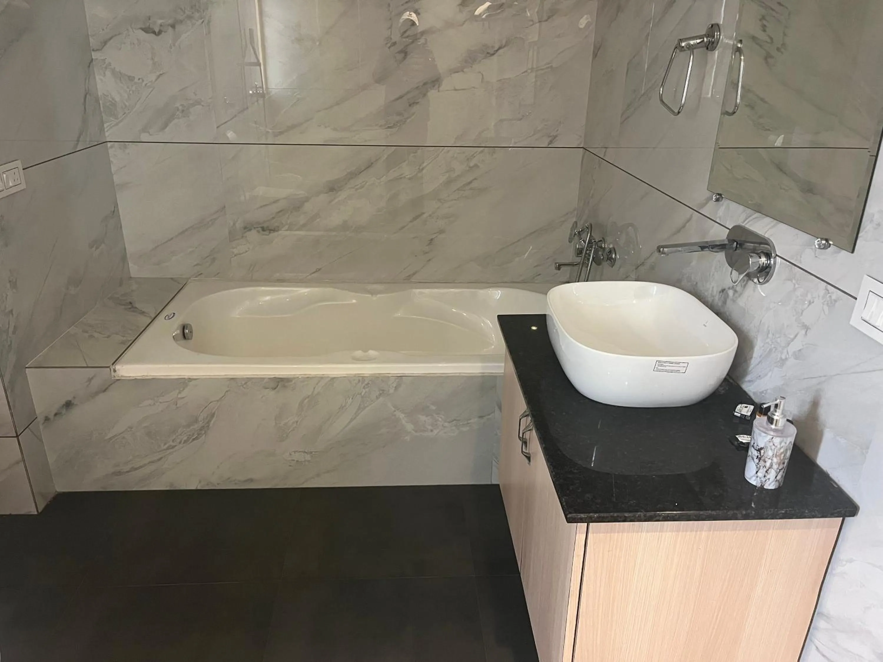 Bathroom in Hotel Exotic - 5 min walk from Golden Temple