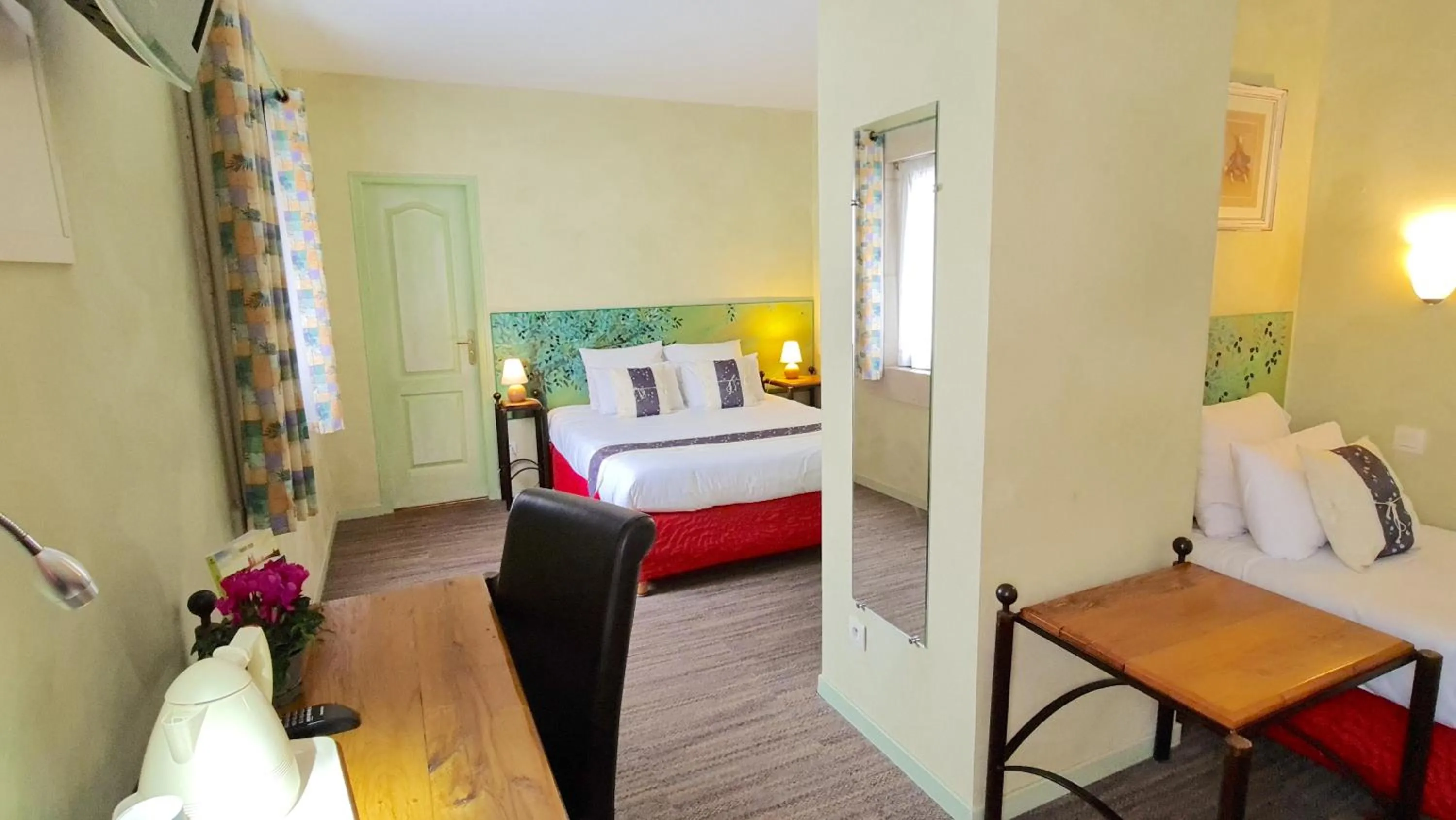 Photo of the whole room, Bed in Hotel du Mas