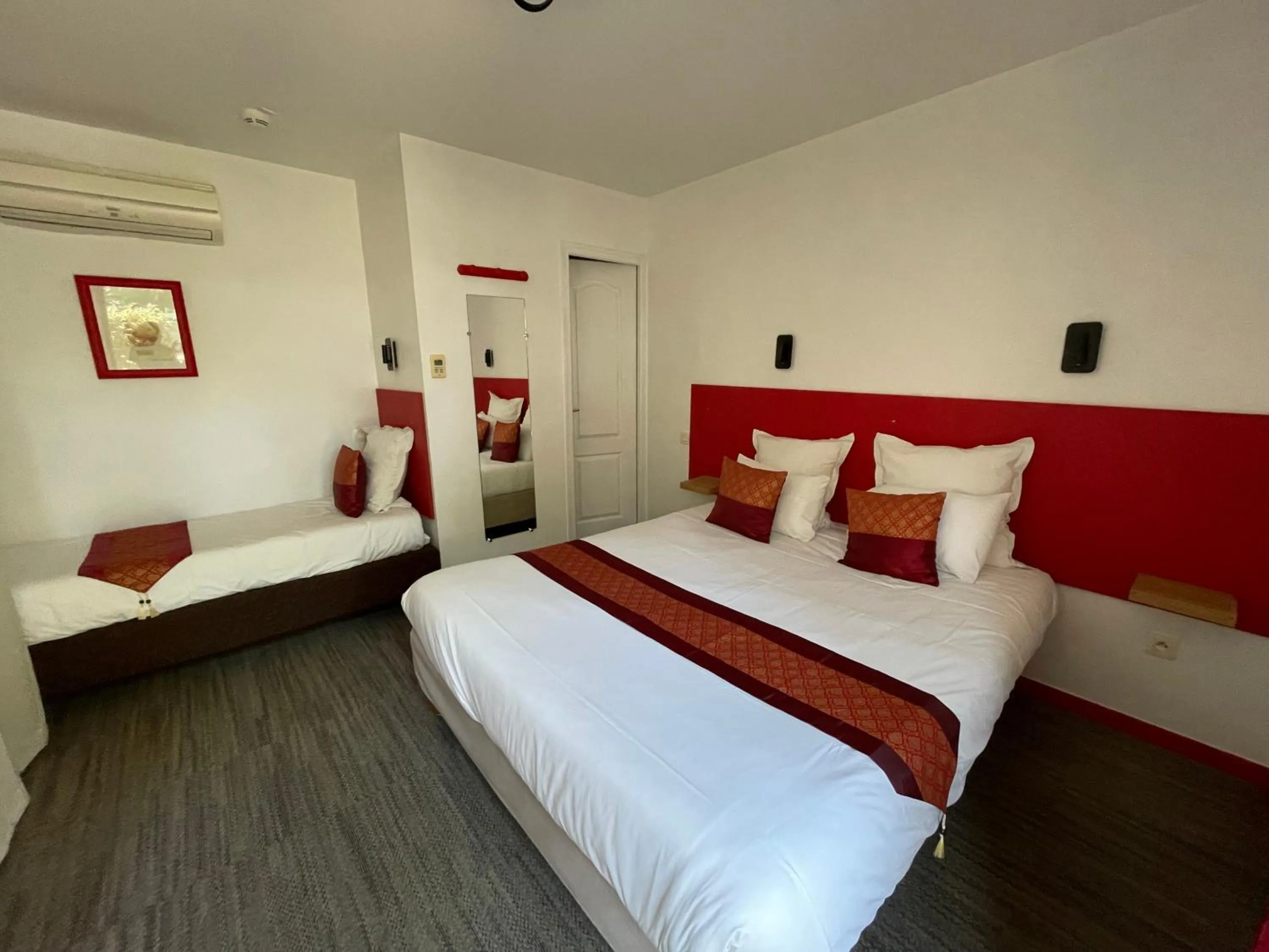 Photo of the whole room, Bed in Hotel du Mas