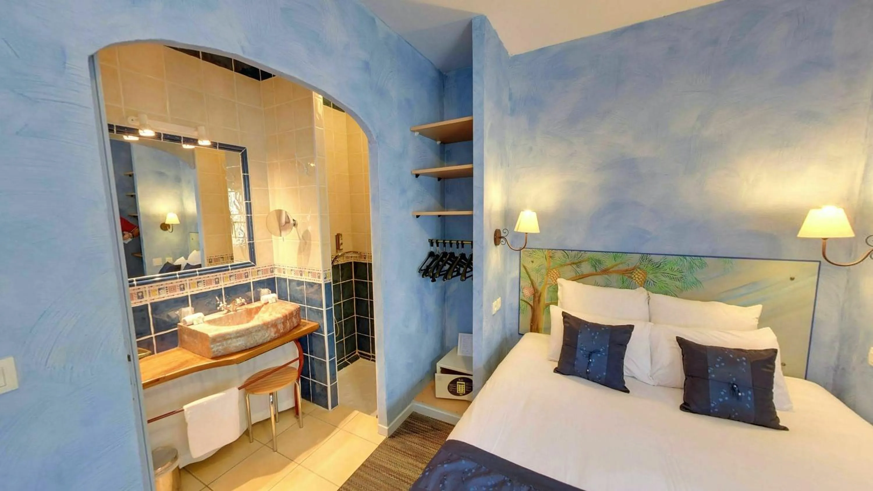 Photo of the whole room, Bed in Hotel du Mas