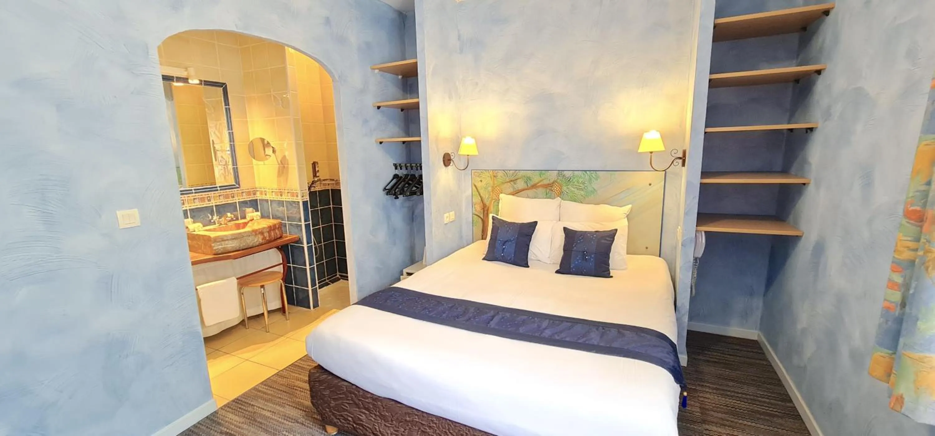 Photo of the whole room, Bed in Hotel du Mas