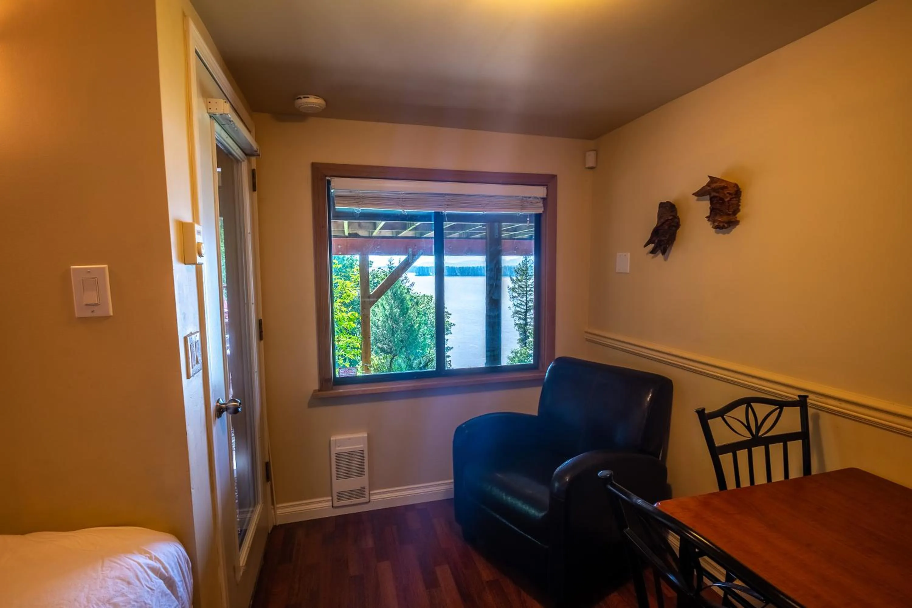 Dining area, Bed in The Fraser River's Edge B&B Lodge