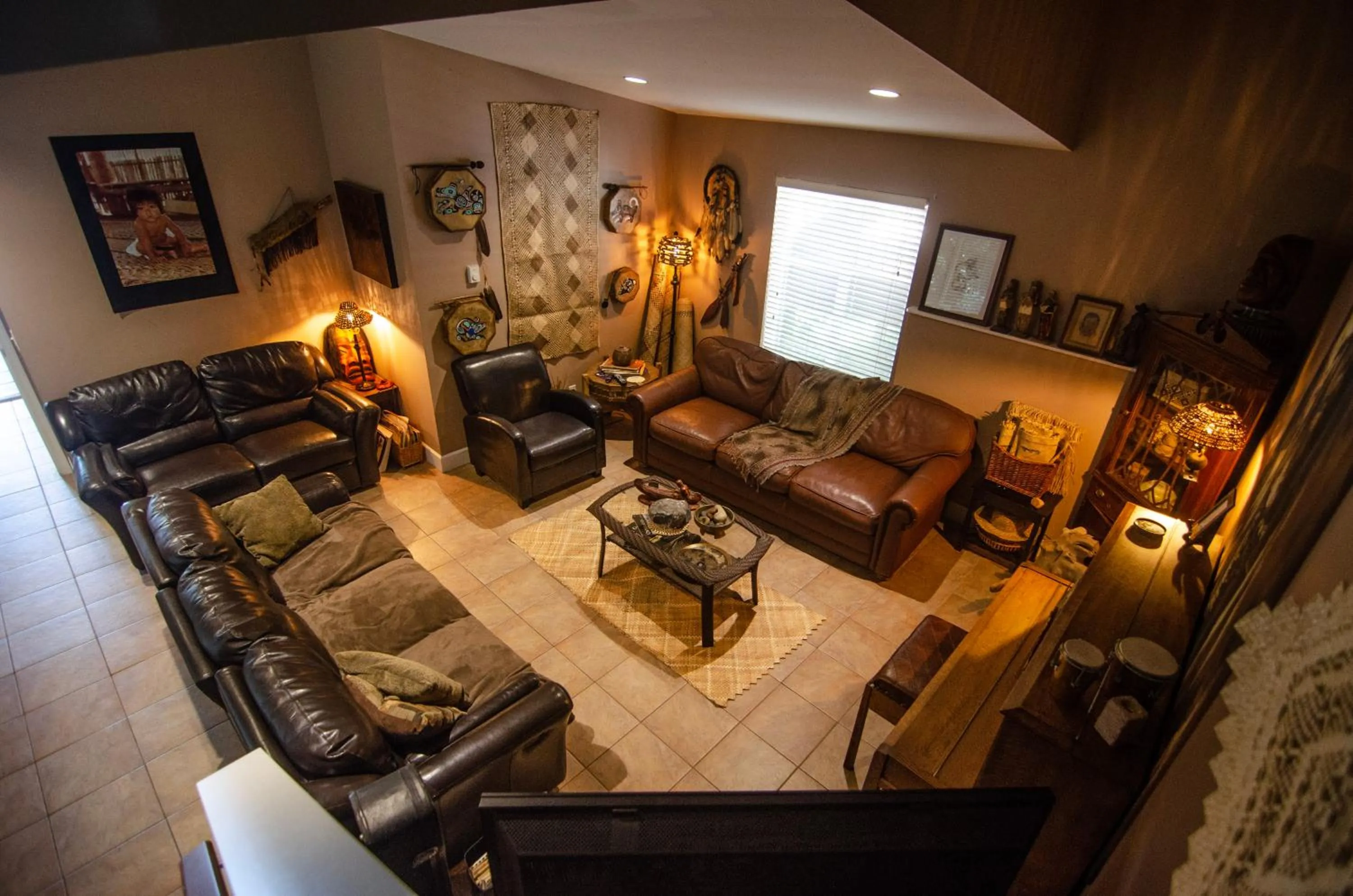 Communal lounge/ TV room in The Fraser River's Edge B&B Lodge