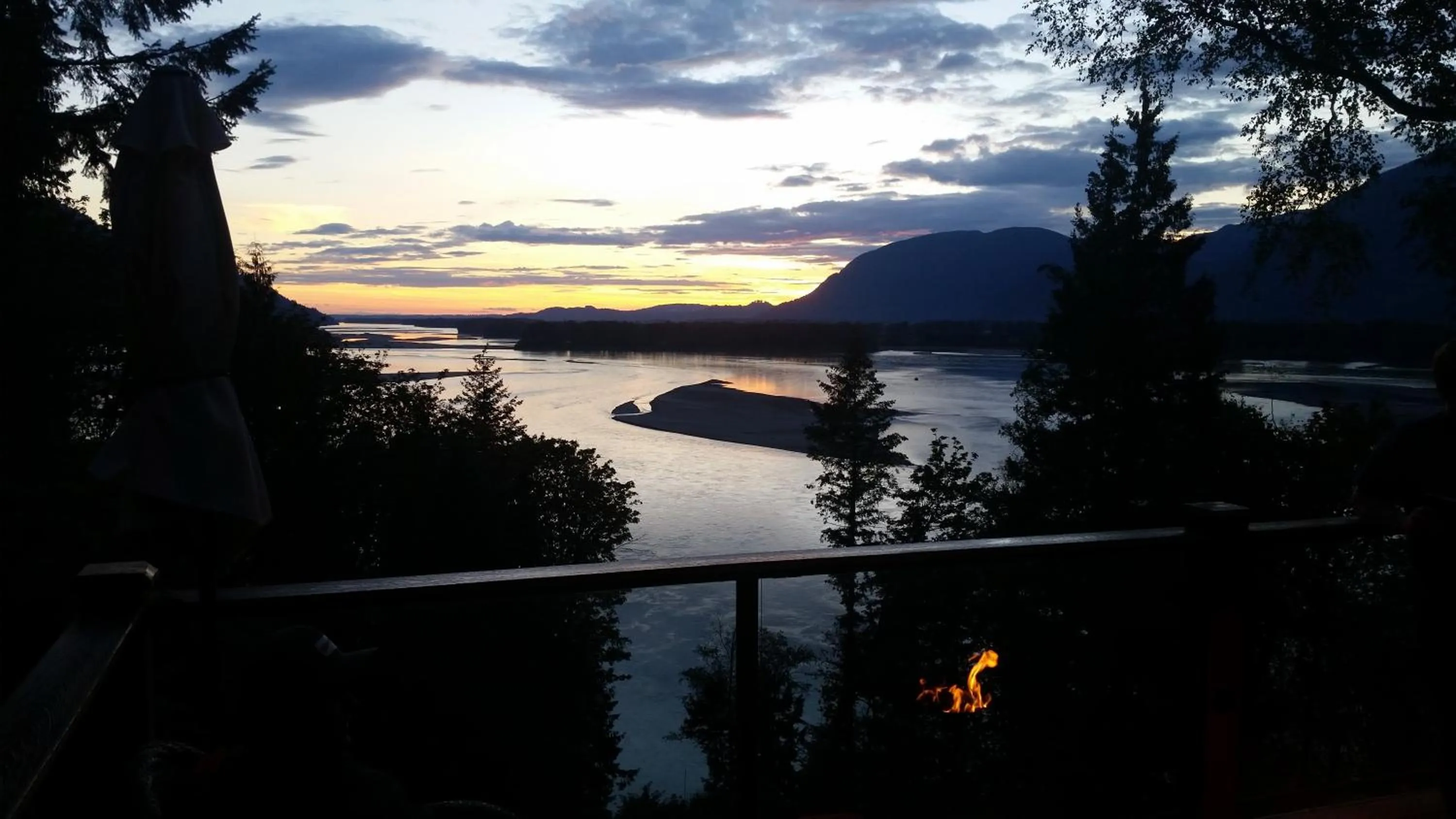 Mountain view in The Fraser River's Edge B&B Lodge