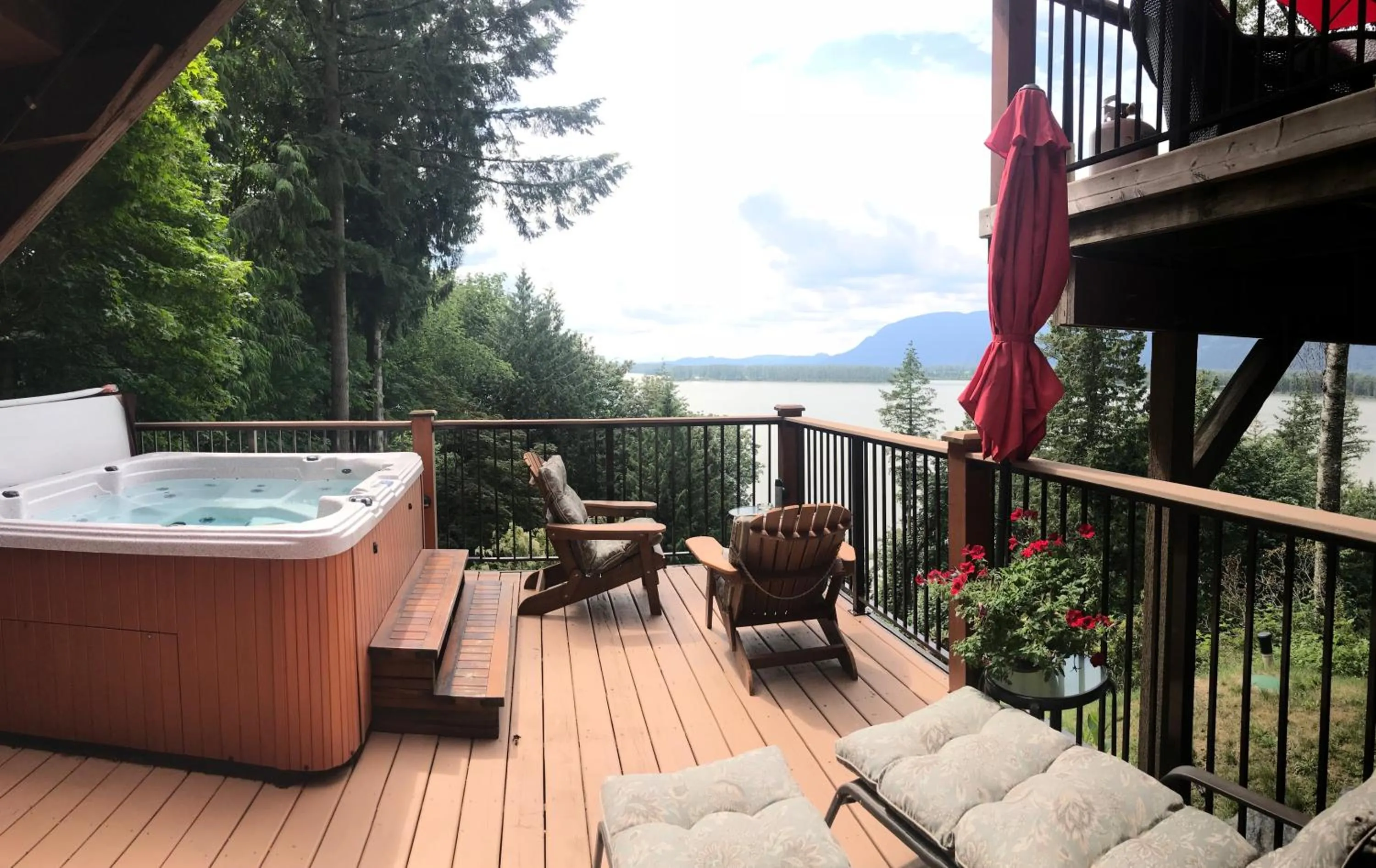 Hot Tub in The Fraser River's Edge B&B Lodge