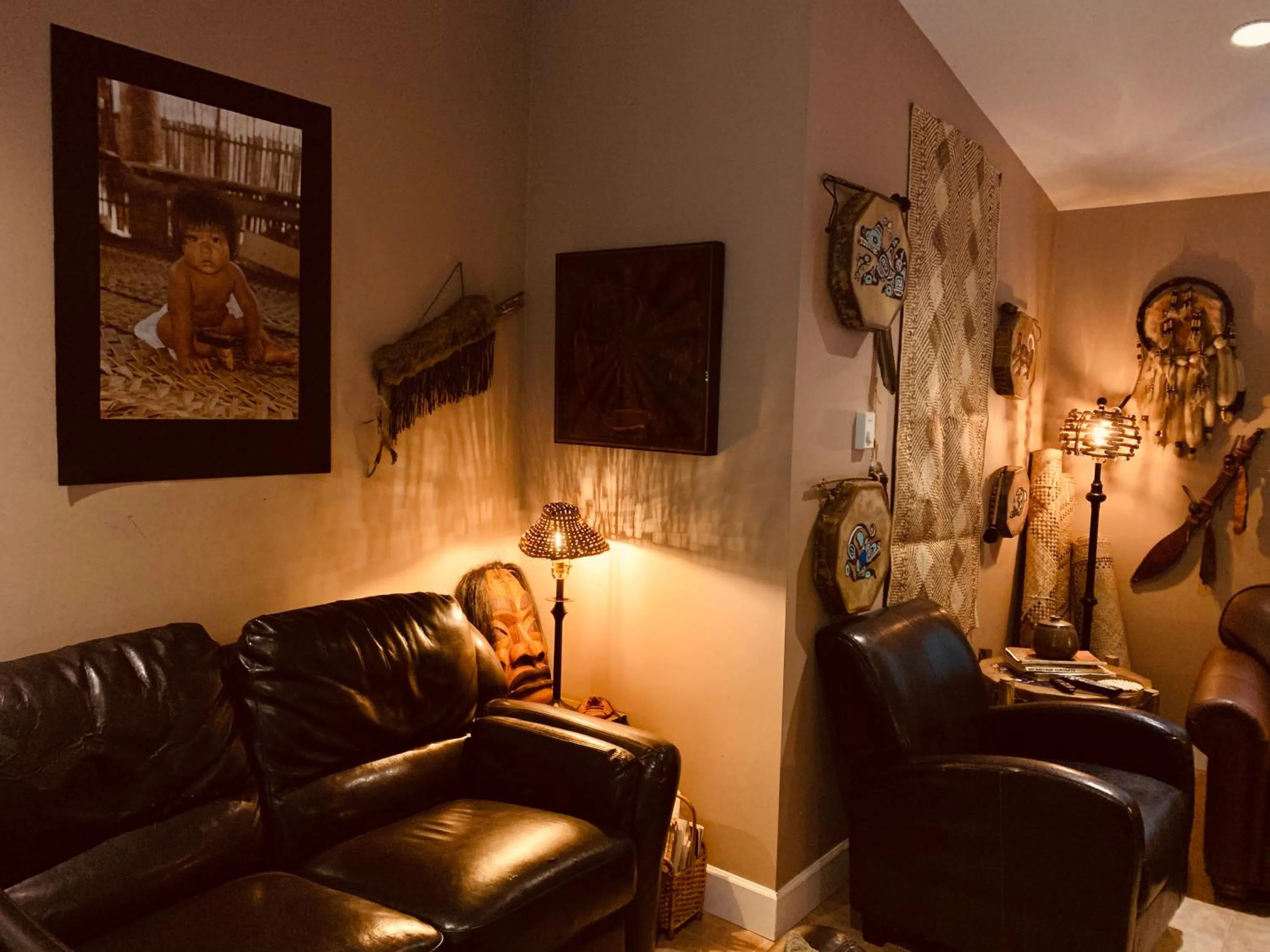 Communal lounge/ TV room in The Fraser River's Edge B&B Lodge