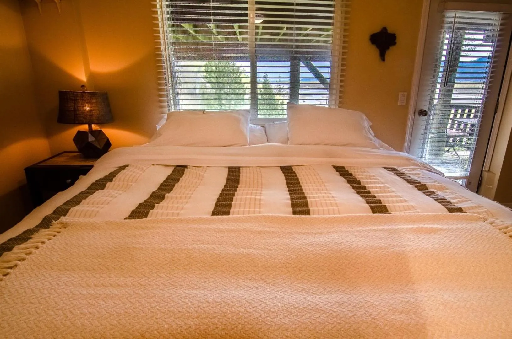 Bed in The Fraser River's Edge B&B Lodge