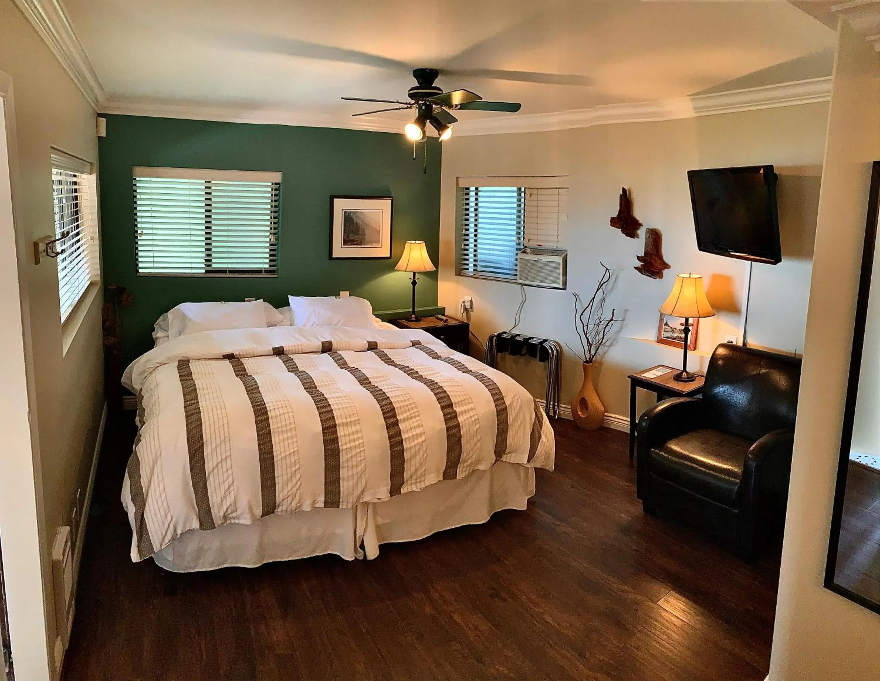 Bedroom, Bed in The Fraser River's Edge B&B Lodge