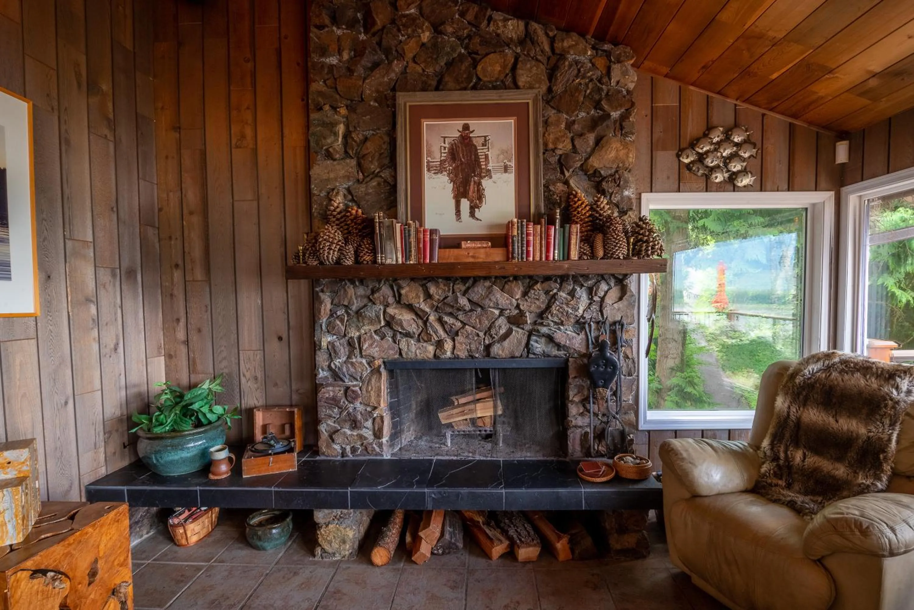 Living room in The Fraser River's Edge B&B Lodge