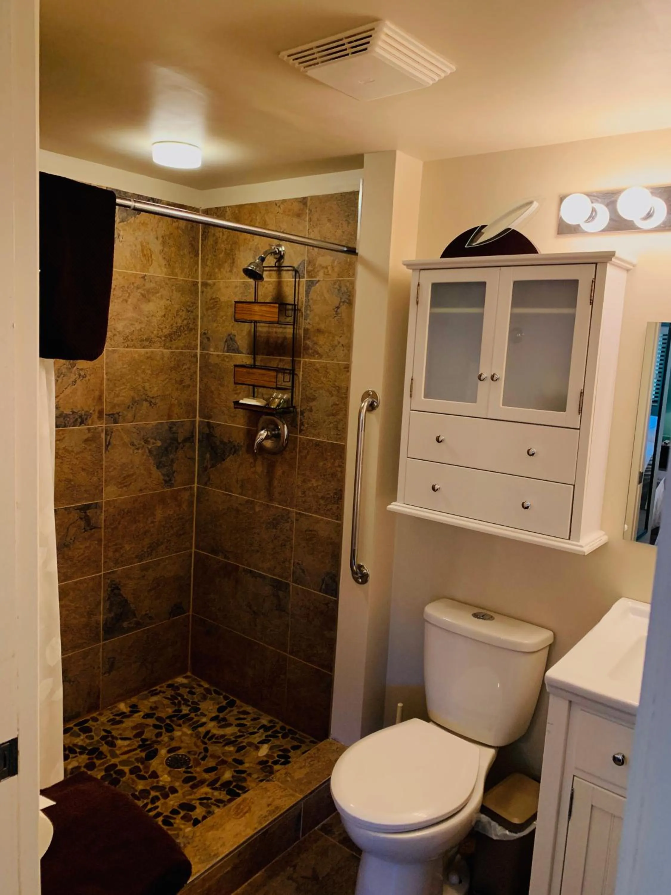 Bathroom in The Fraser River's Edge B&B Lodge