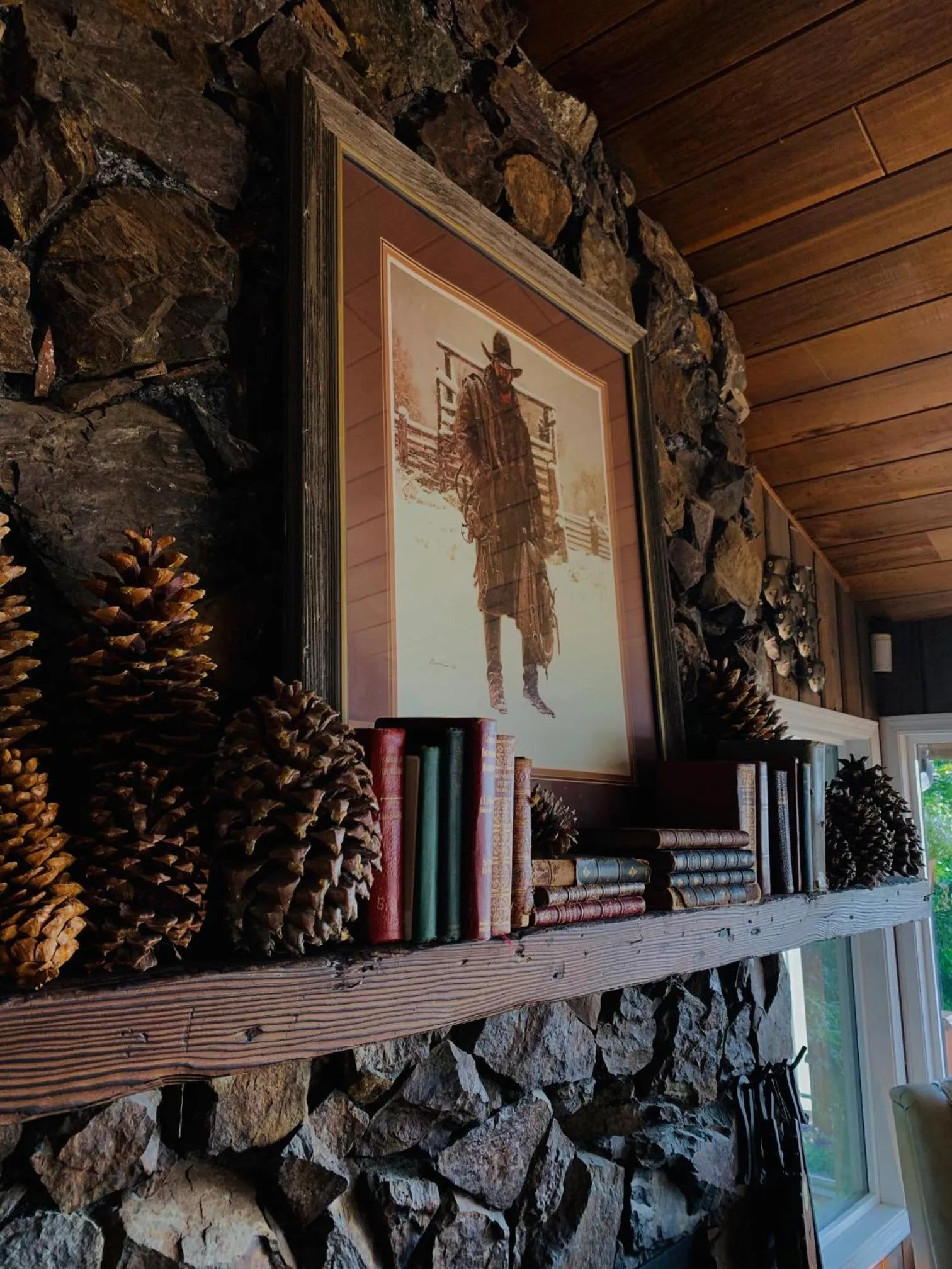 Communal lounge/ TV room in The Fraser River's Edge B&B Lodge