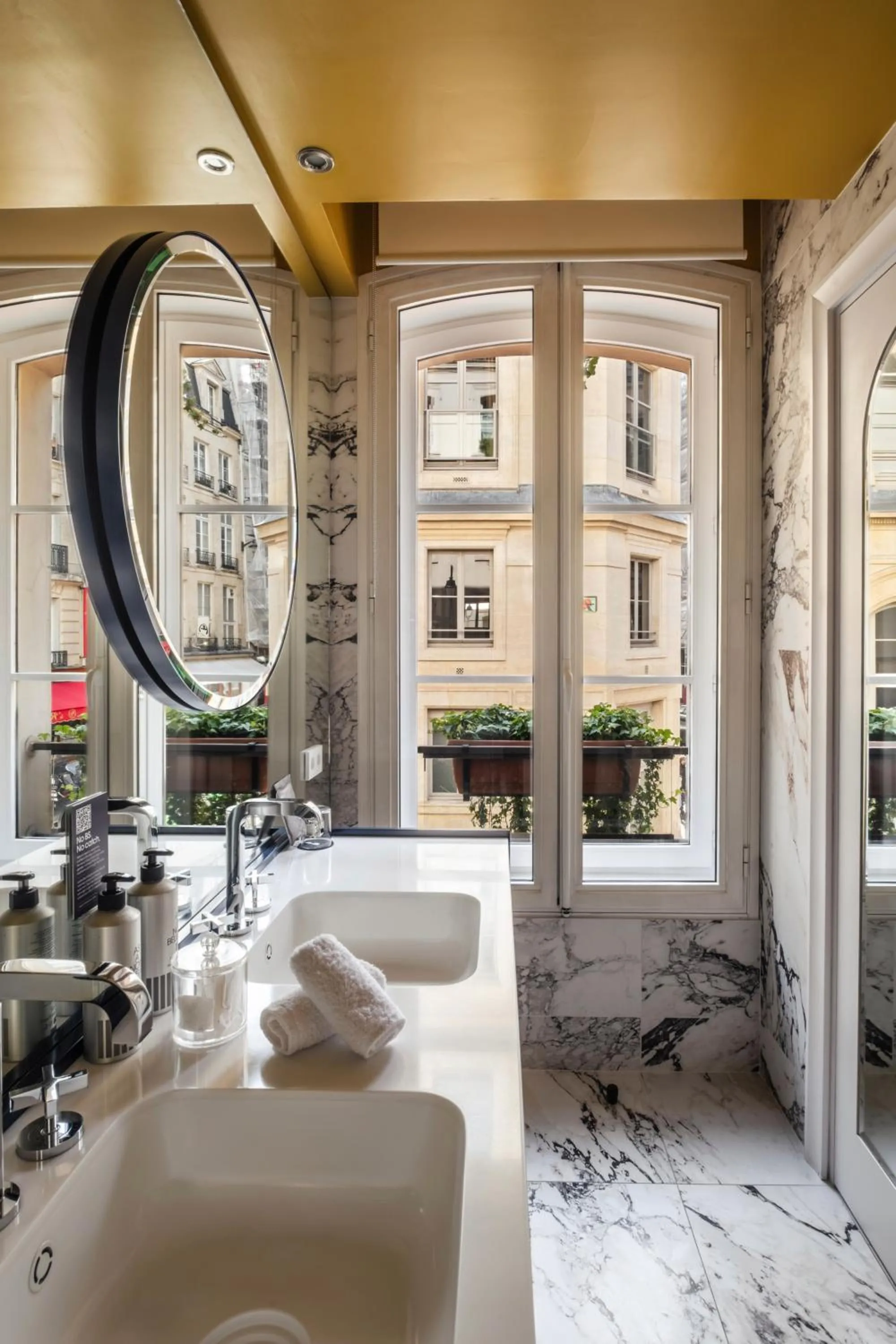 Bathroom, Bed in Hôtel Bel Ami
