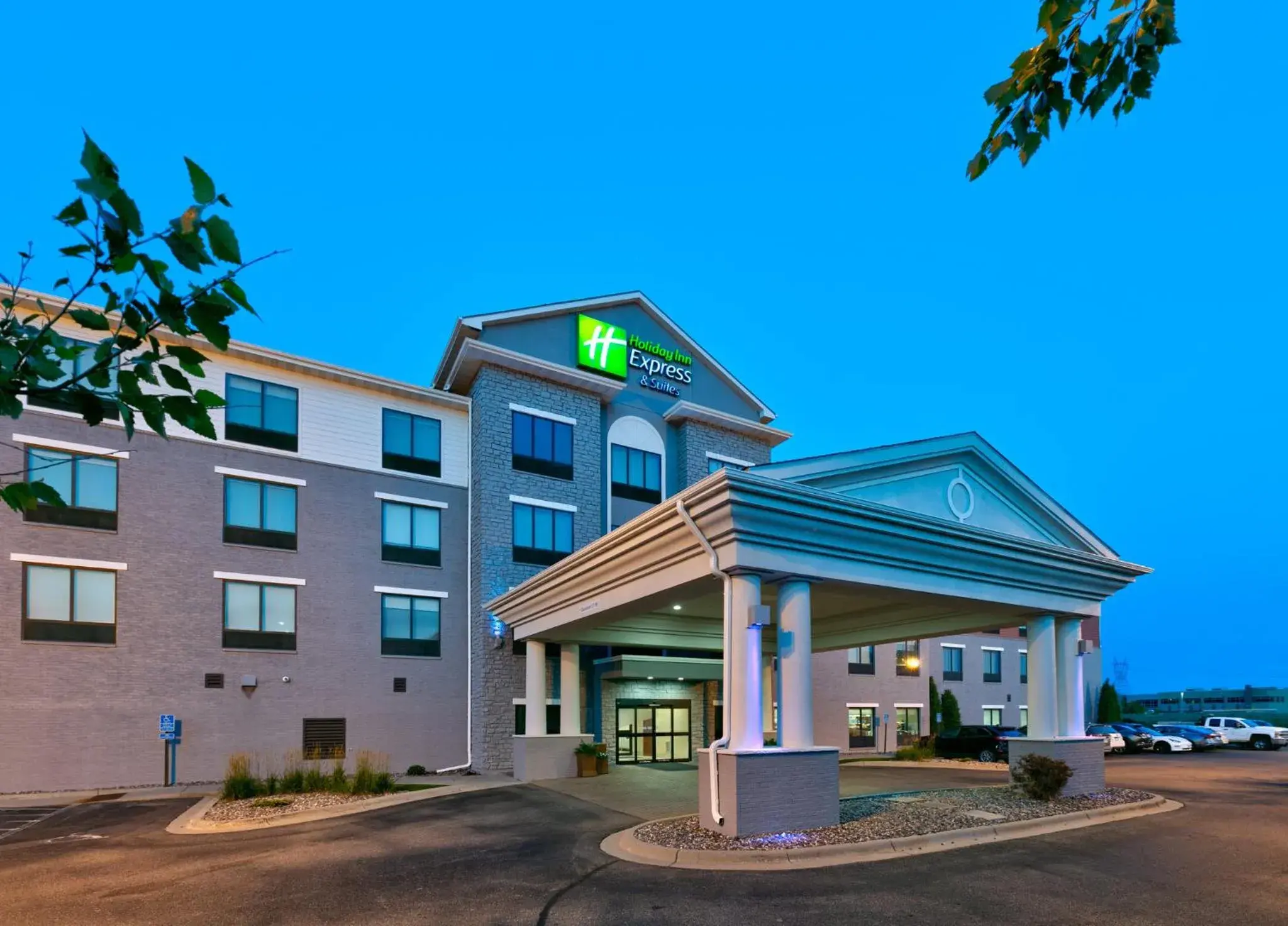Property building in Holiday Inn Express Hotel & Suites Shakopee by IHG Property building in Holiday Inn Express Hotel & Suites Shakopee by IHG