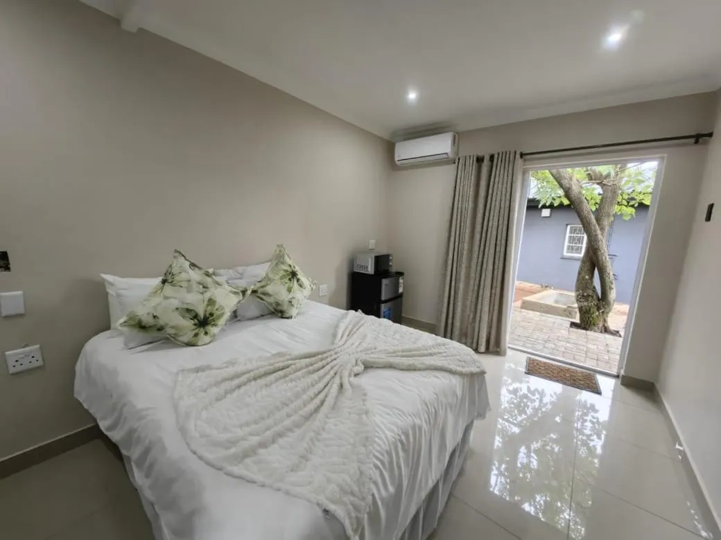 Photo of the whole room, Bed in New Bali Guesthouse