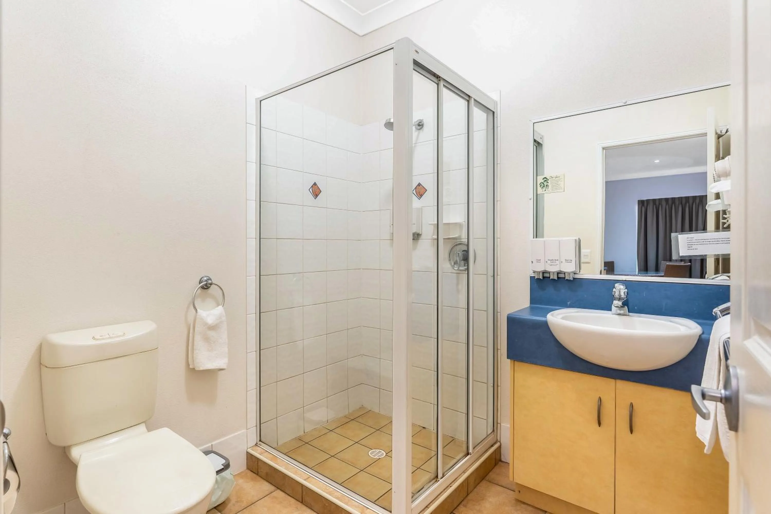 Bathroom in Midlander Motor Inn