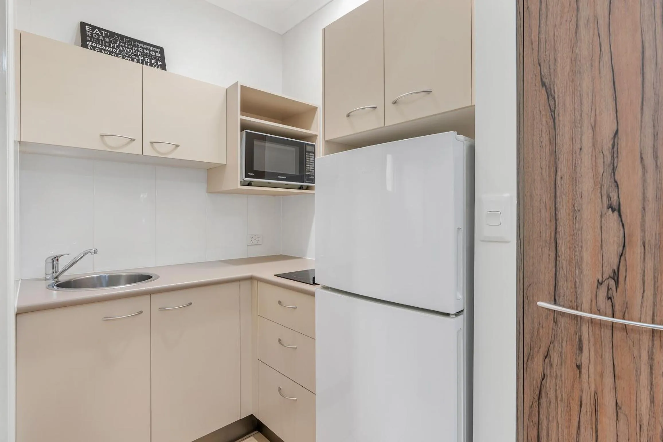 Kitchen or kitchenette in Midlander Motor Inn