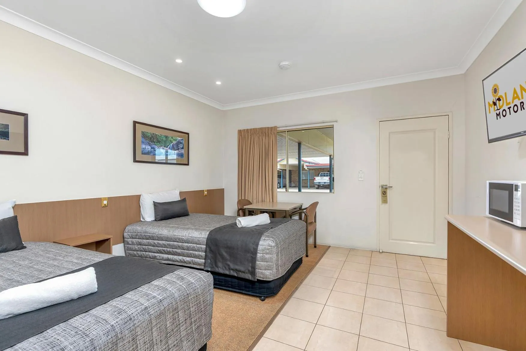 Bed in Midlander Motor Inn