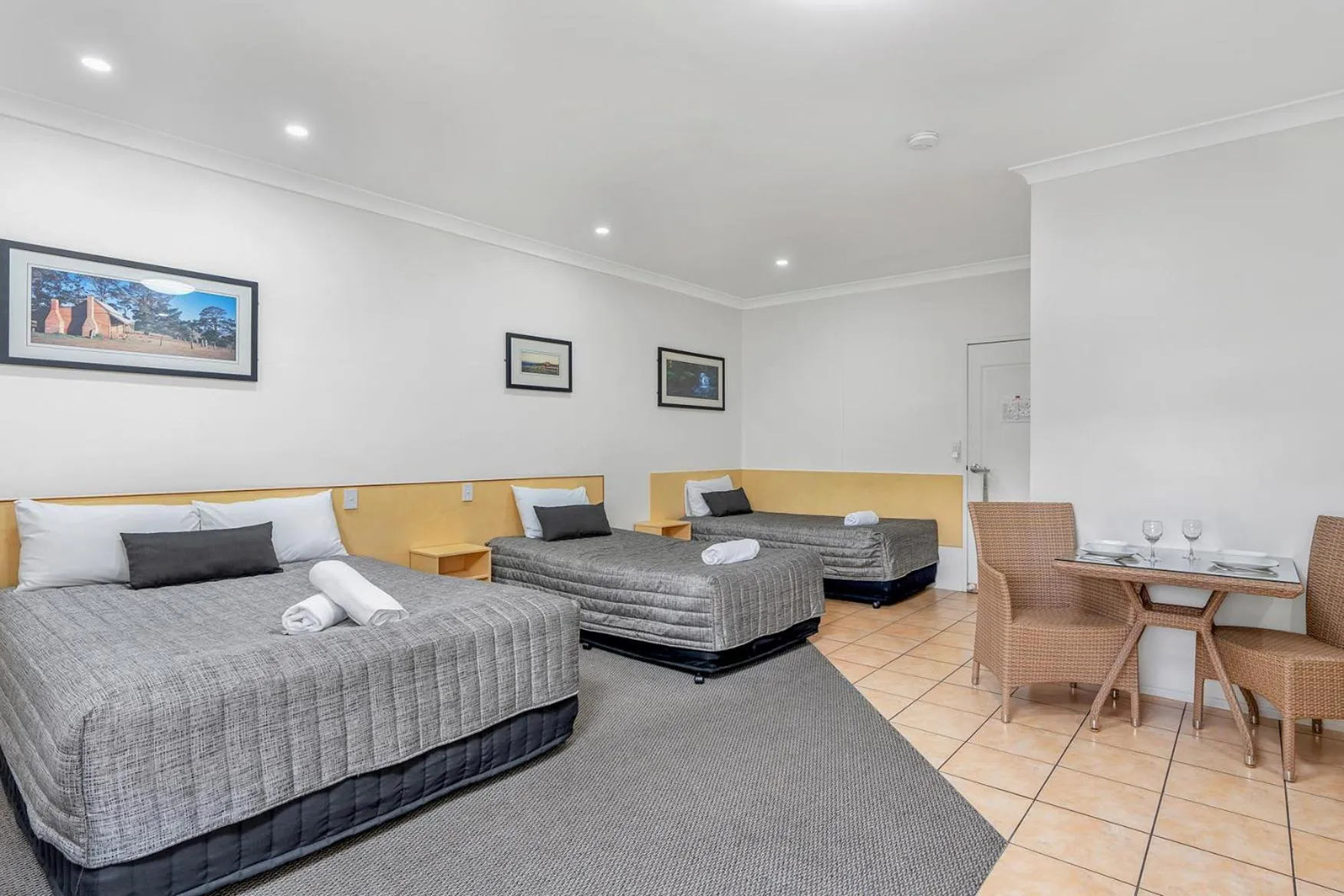 Bed in Midlander Motor Inn