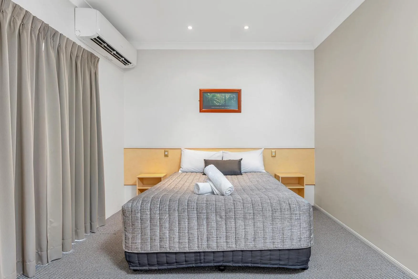 Bed in Midlander Motor Inn