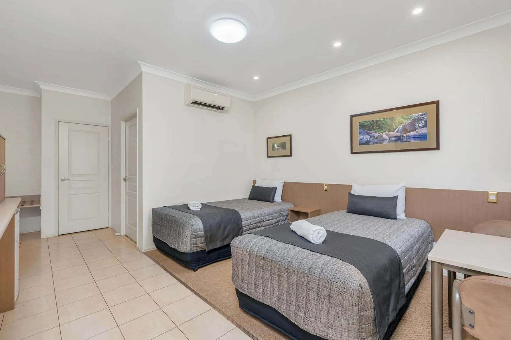 Bed in Midlander Motor Inn