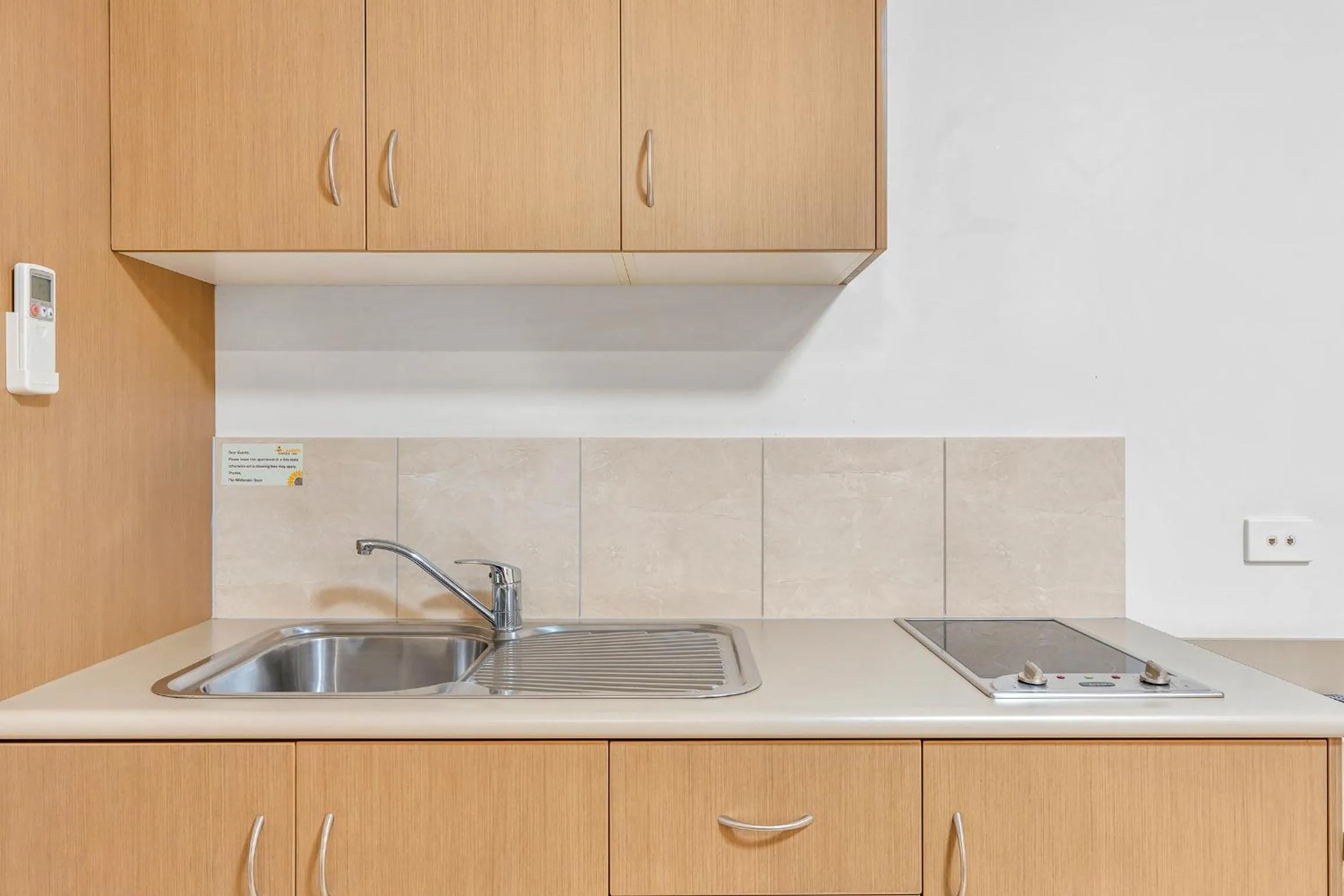 Kitchen or kitchenette in Midlander Motor Inn