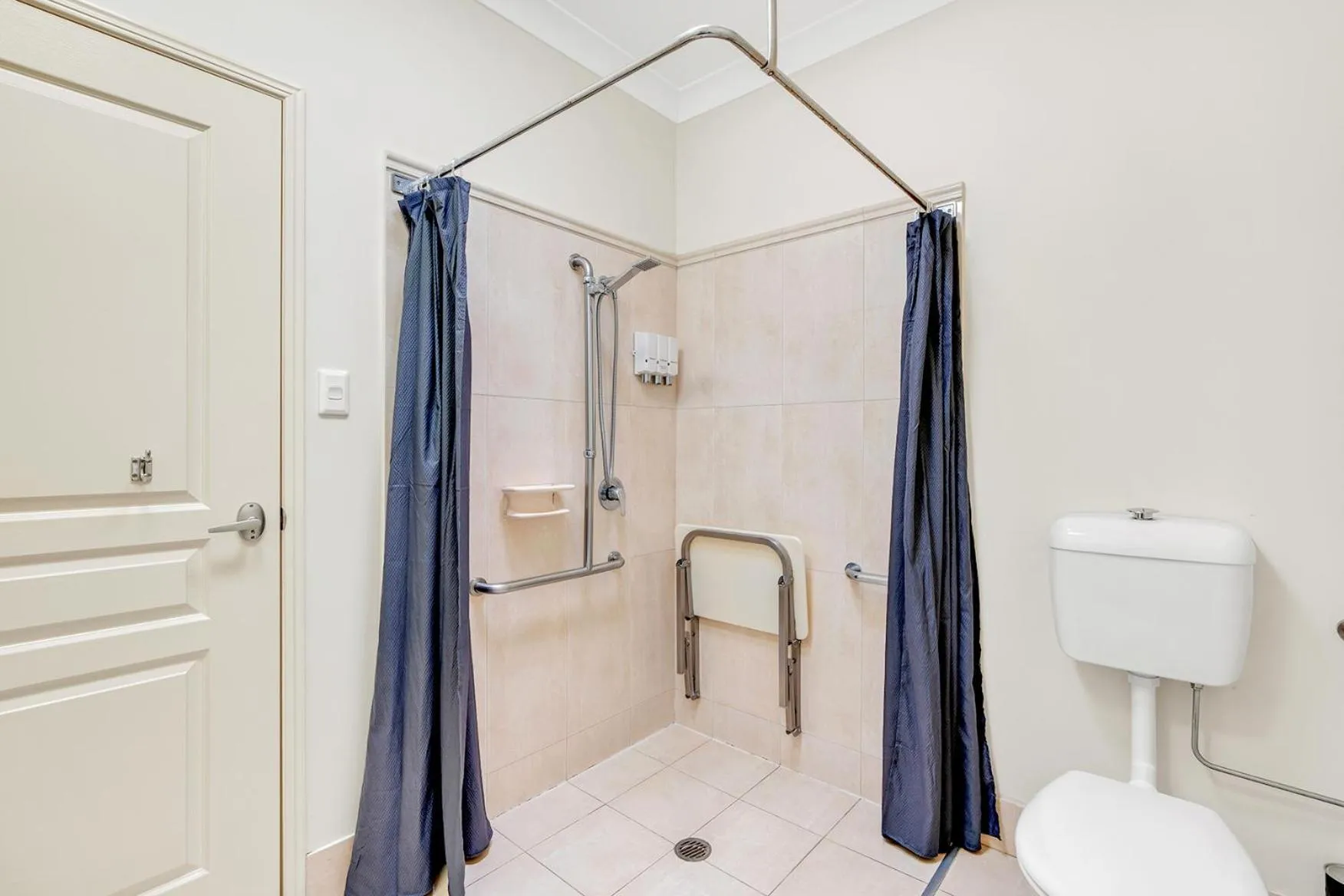 Bathroom in Midlander Motor Inn