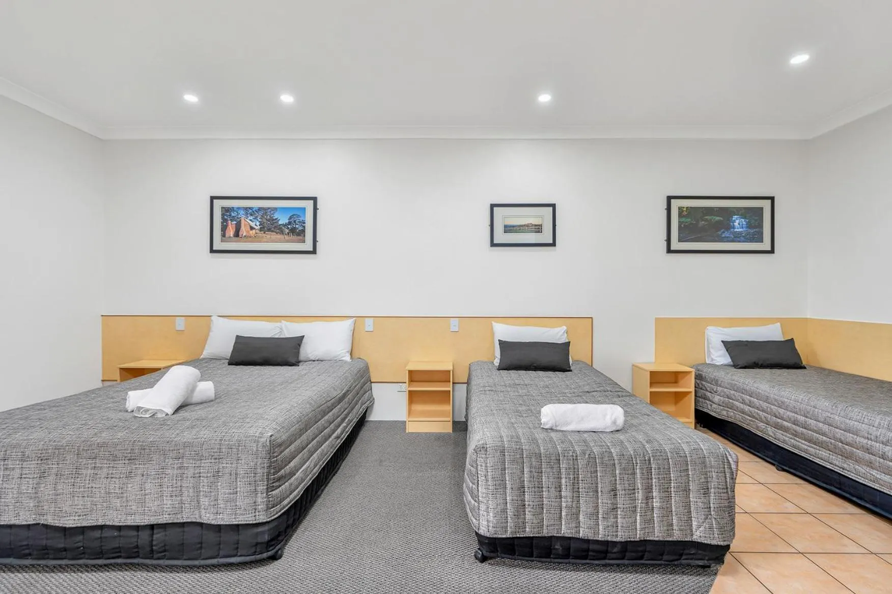 Bed in Midlander Motor Inn