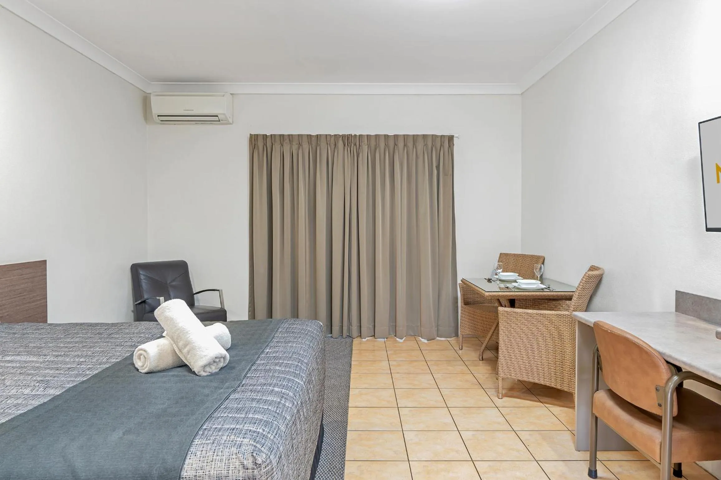 Dining area, Bed in Midlander Motor Inn