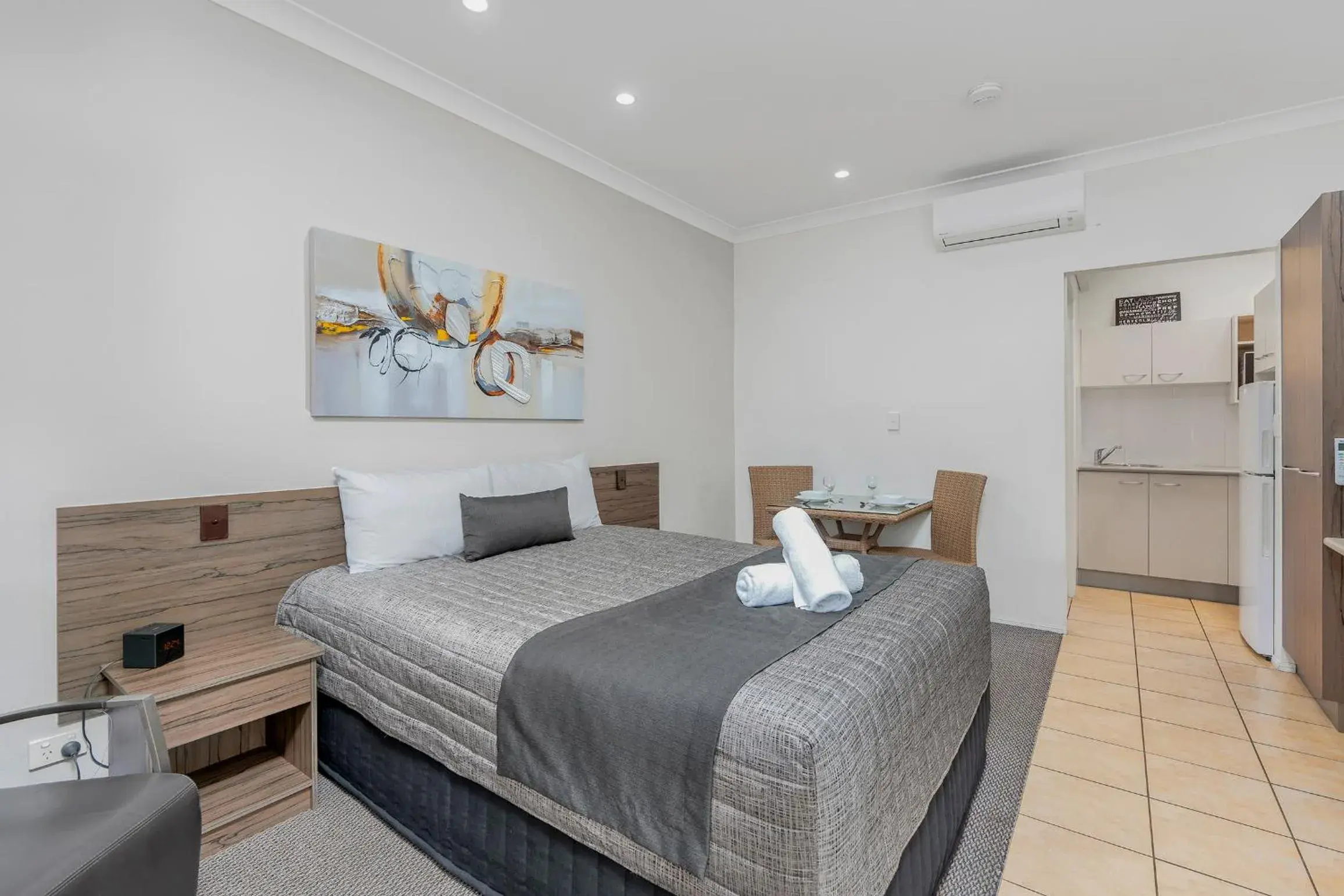 Studio Queen Room in Midlander Motor Inn Studio Queen Room in Midlander Motor Inn