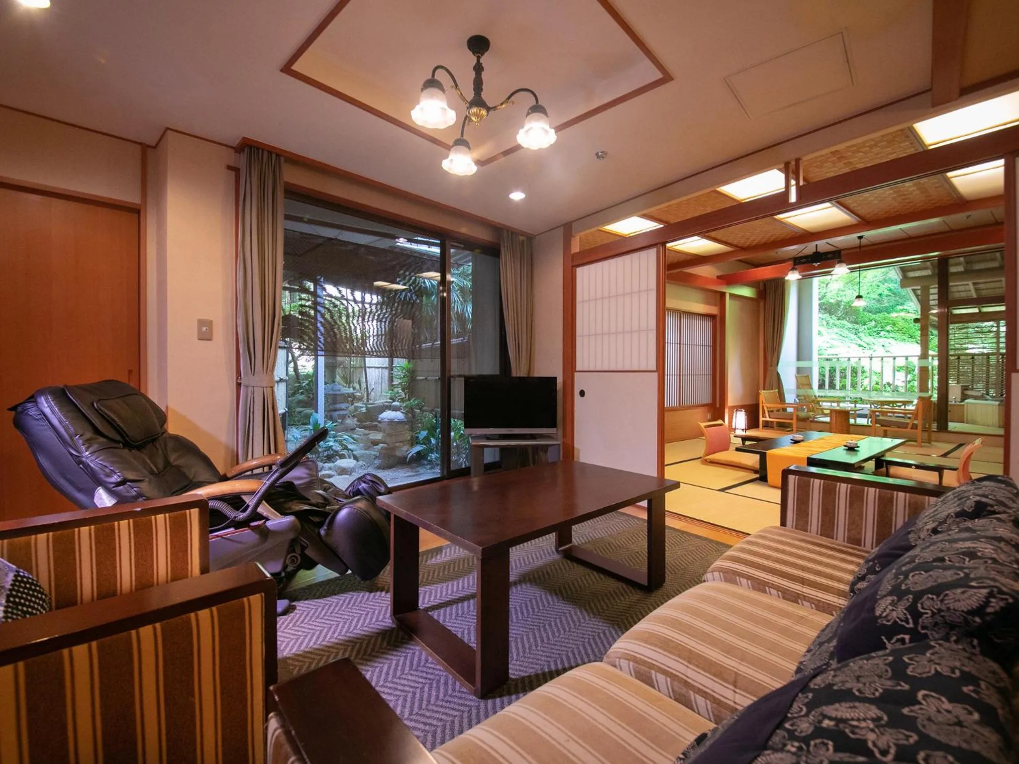 Living room in Iwakuni Kokusai Kanko Hotel